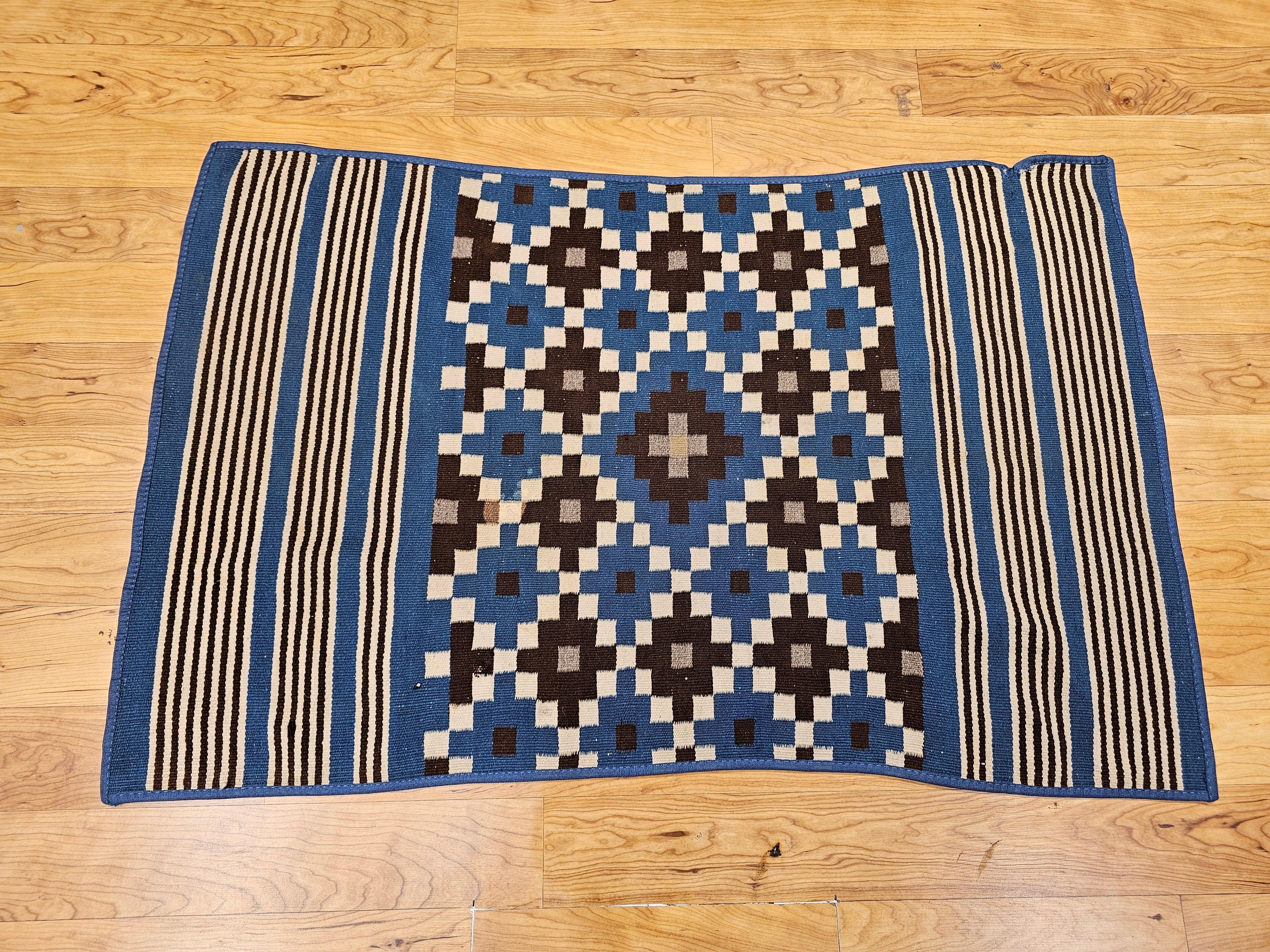 Antike mexikanische Saltillo Serape flachgewebte Kilim-Decke mit Königsblau, Elfenbein im Angebot 7