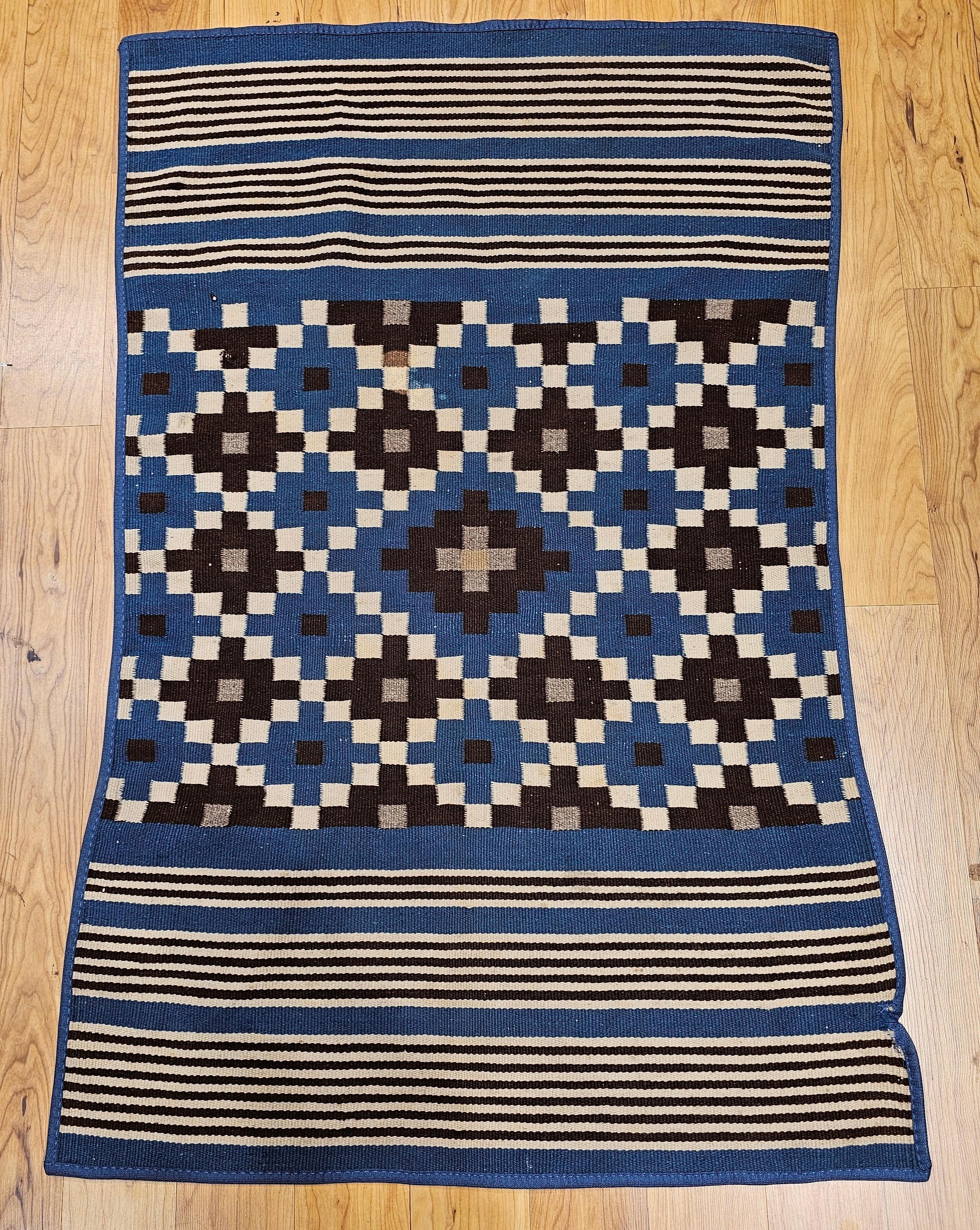 Antike mexikanische Saltillo Serape flachgewebte Kilim-Decke mit Königsblau, Elfenbein im Angebot 8