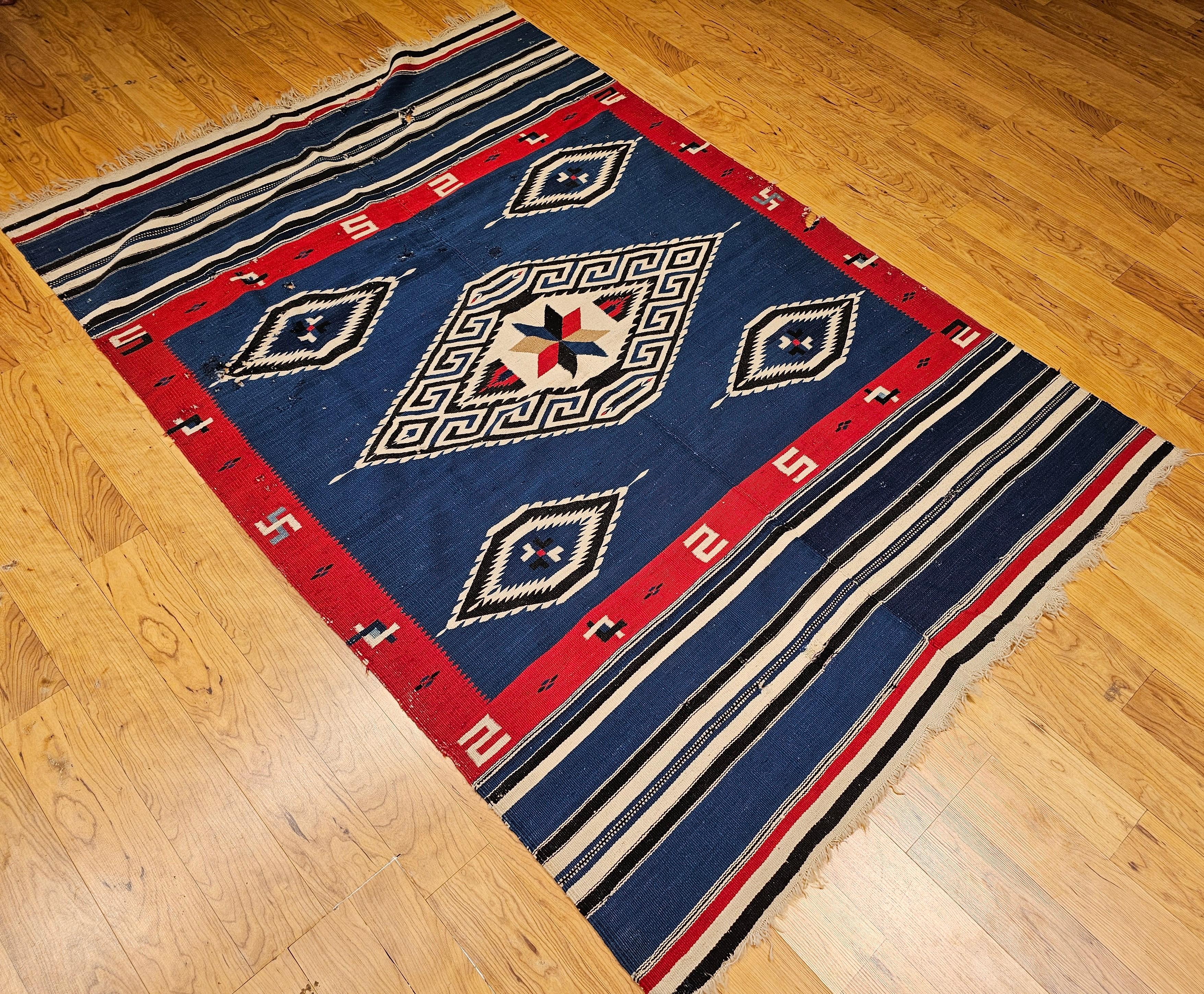 Antique kilim mexicain Saltillo Serape tissé à plat en bleu royal, rouge, ivoire en vente 9