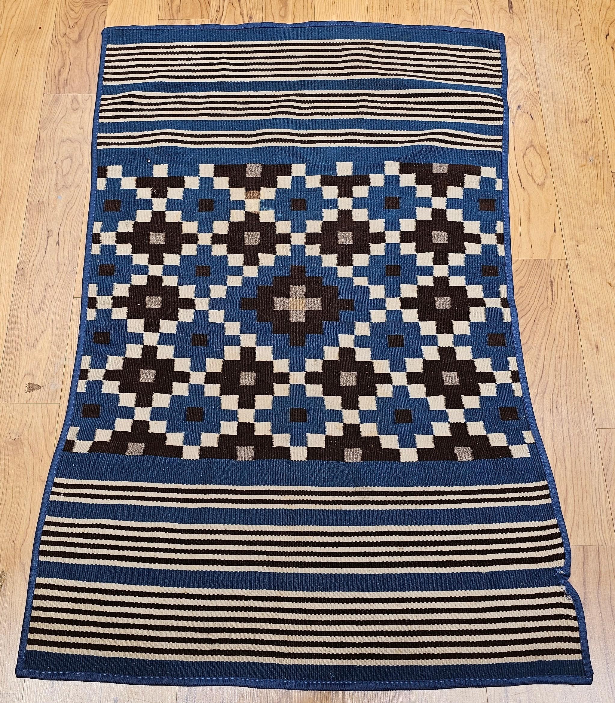 Dieses alte mexikanische Saltillo-Serape, handgewebt in Coahuila, Nordmexiko, um das späte 19. bis frühe 20. Jahrhundert, ist ein wunderschön erhaltenes Beispiel für traditionelle Saltillo-Textilkunst. Dieses fachmännisch in Flachgewebetechnik