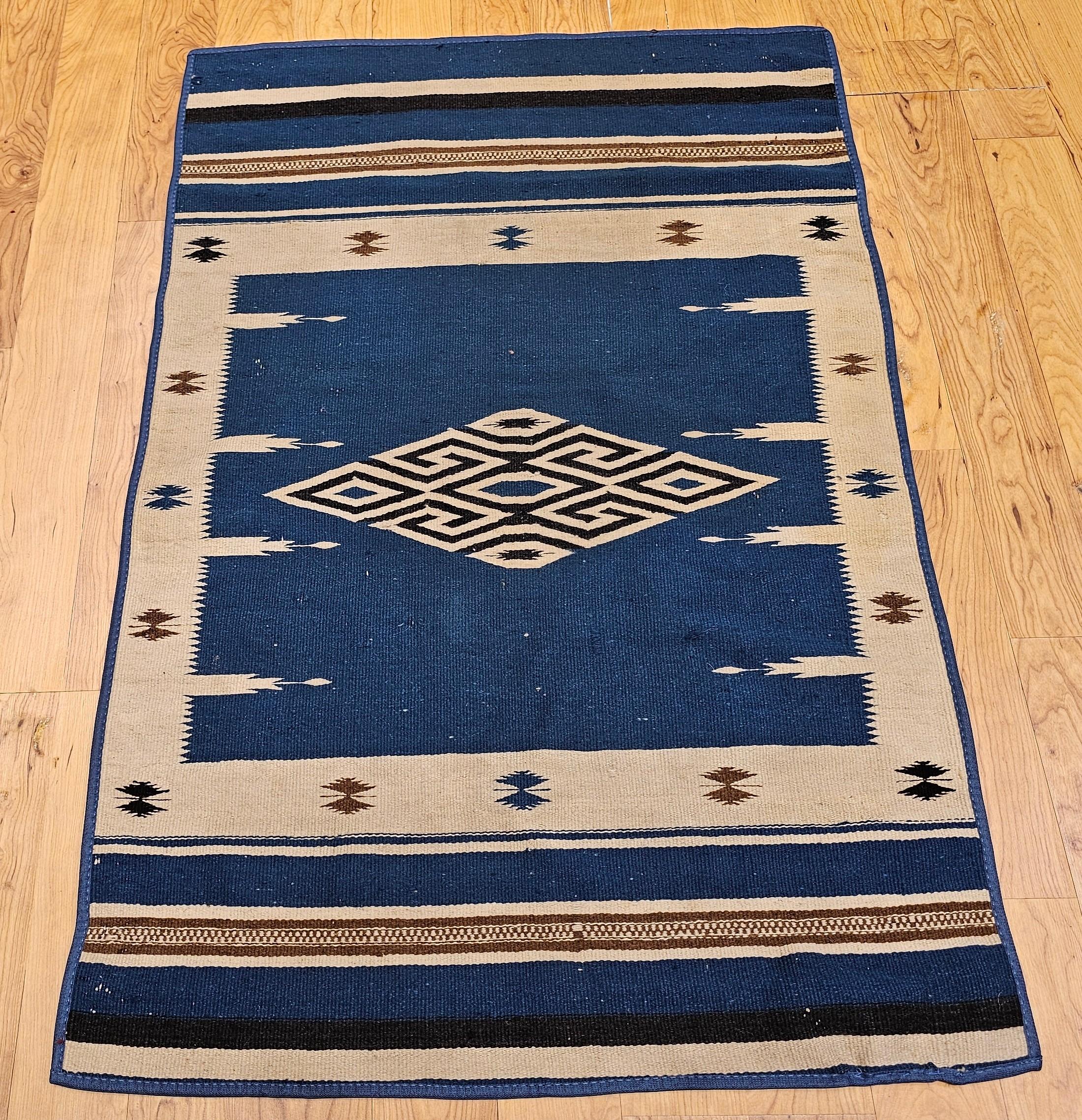 Este Serape mexicano vintage de Saltillo, que data de finales del siglo XIX o principios del XX, es un impresionante ejemplo de la artesanía textil tradicional de Coahuila. Tejida en el norte de México, esta manta de kilim plano finamente elaborada