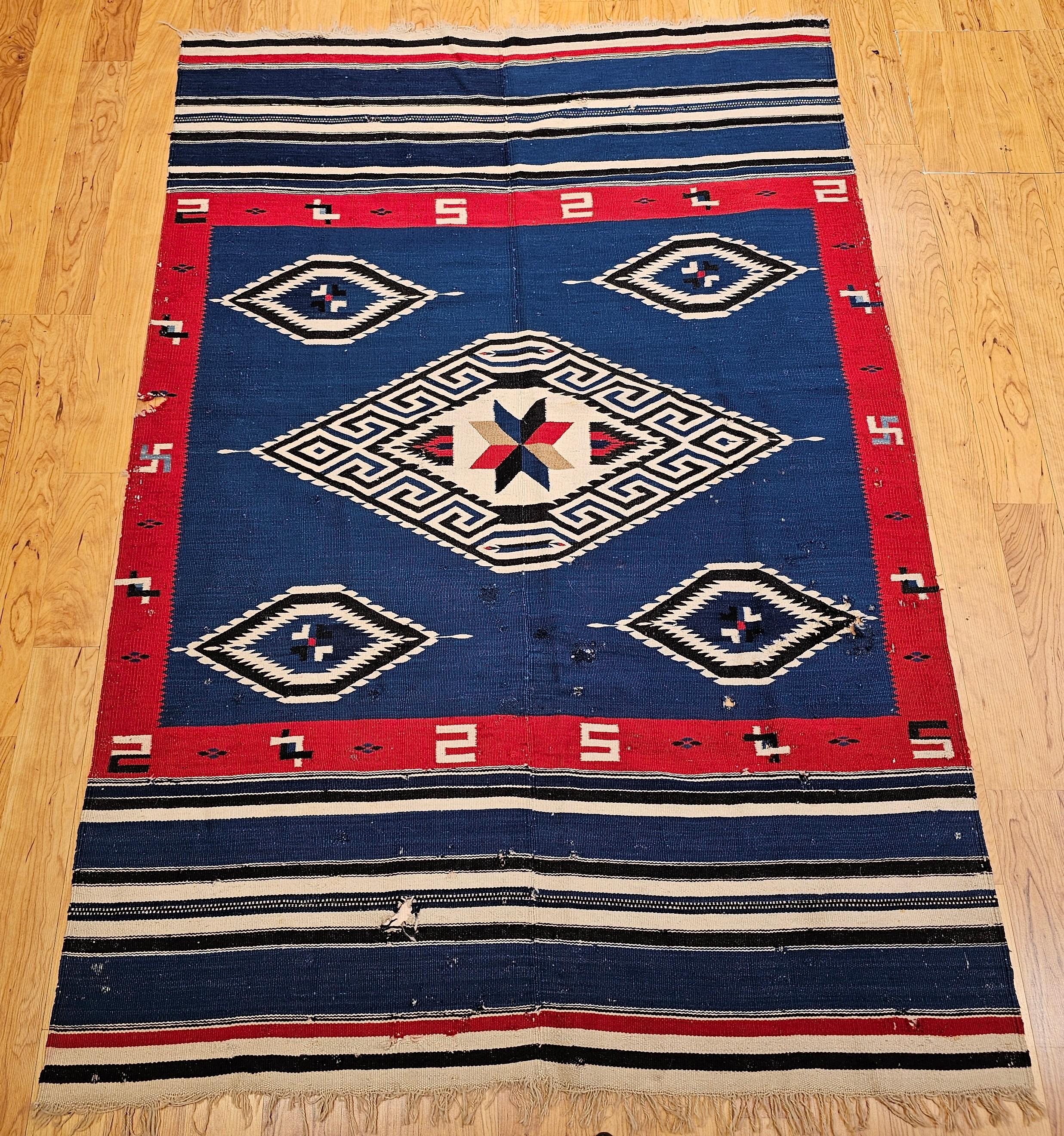 Ce Serape Saltillo mexicain vintage, tissé vers la fin du XIXe siècle ou le début du XXe siècle, est un exemple frappant de l'art textile du nord du Mexique, dans la région de Coahuila. Fabriquée selon les techniques traditionnelles du kilim tissé à