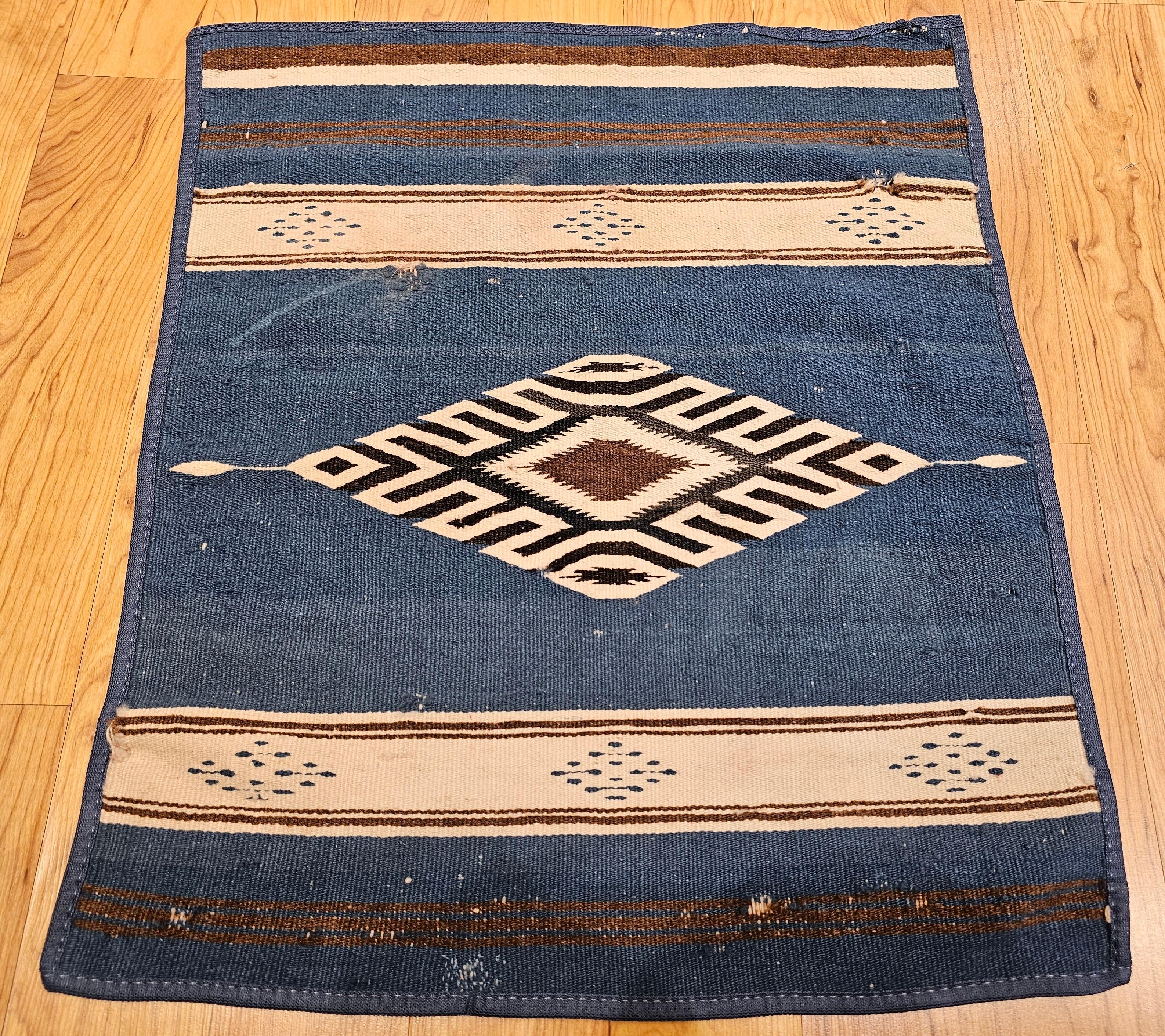 Dieses alte mexikanische Saltillo-Serape, gewebt in Coahuila, Nordmexiko, stammt aus dem späten 19. oder frühen 20. Jahrhundert und zeigt die exquisite Handwerkskunst der traditionellen Saltillo-Weberei. Das in Flachwebtechnik hergestellte Serape