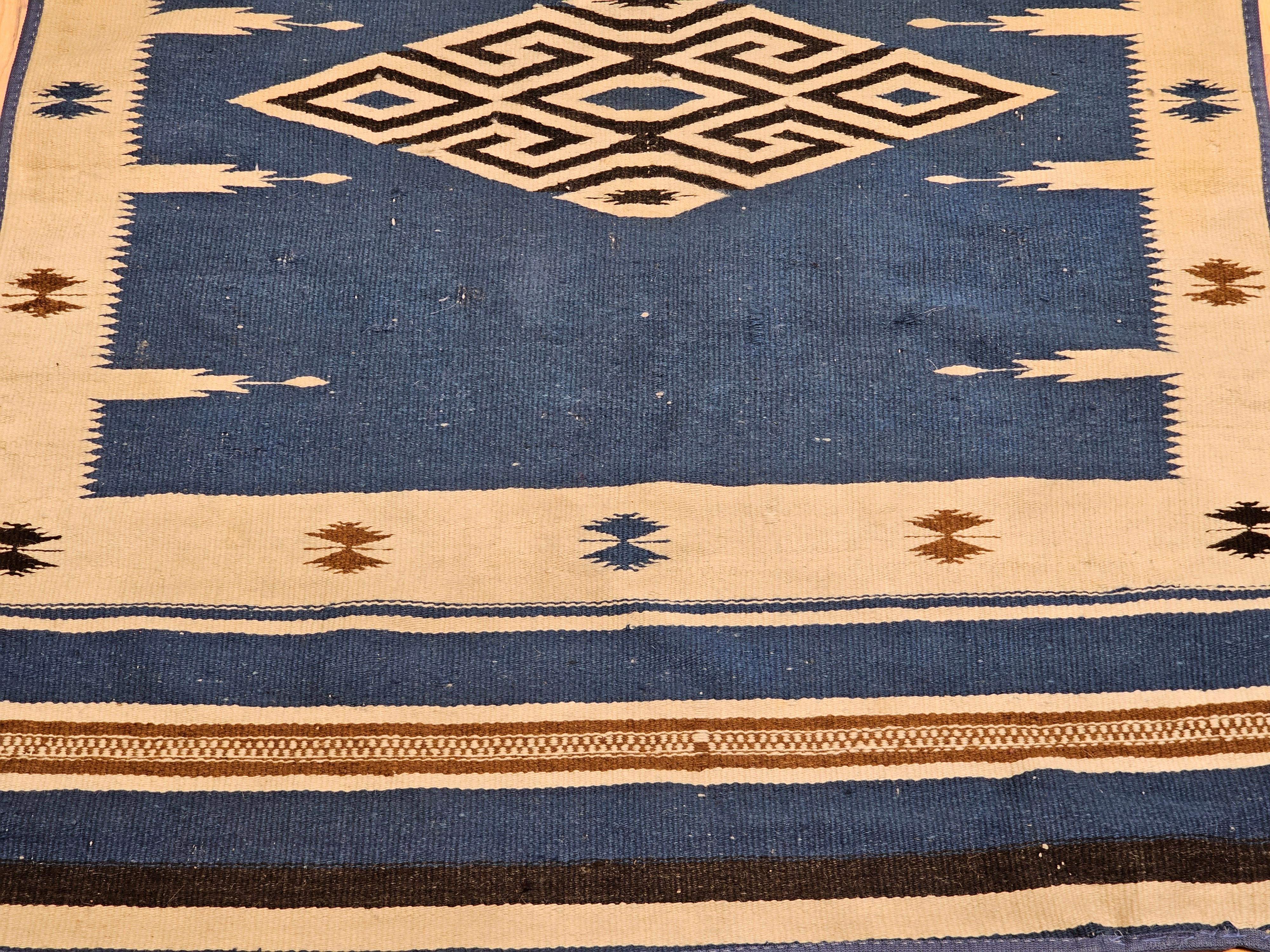 Antigua manta mexicana de tejido plano de Saltillo Serape Kilim en azul real, marfil Mexicano en venta