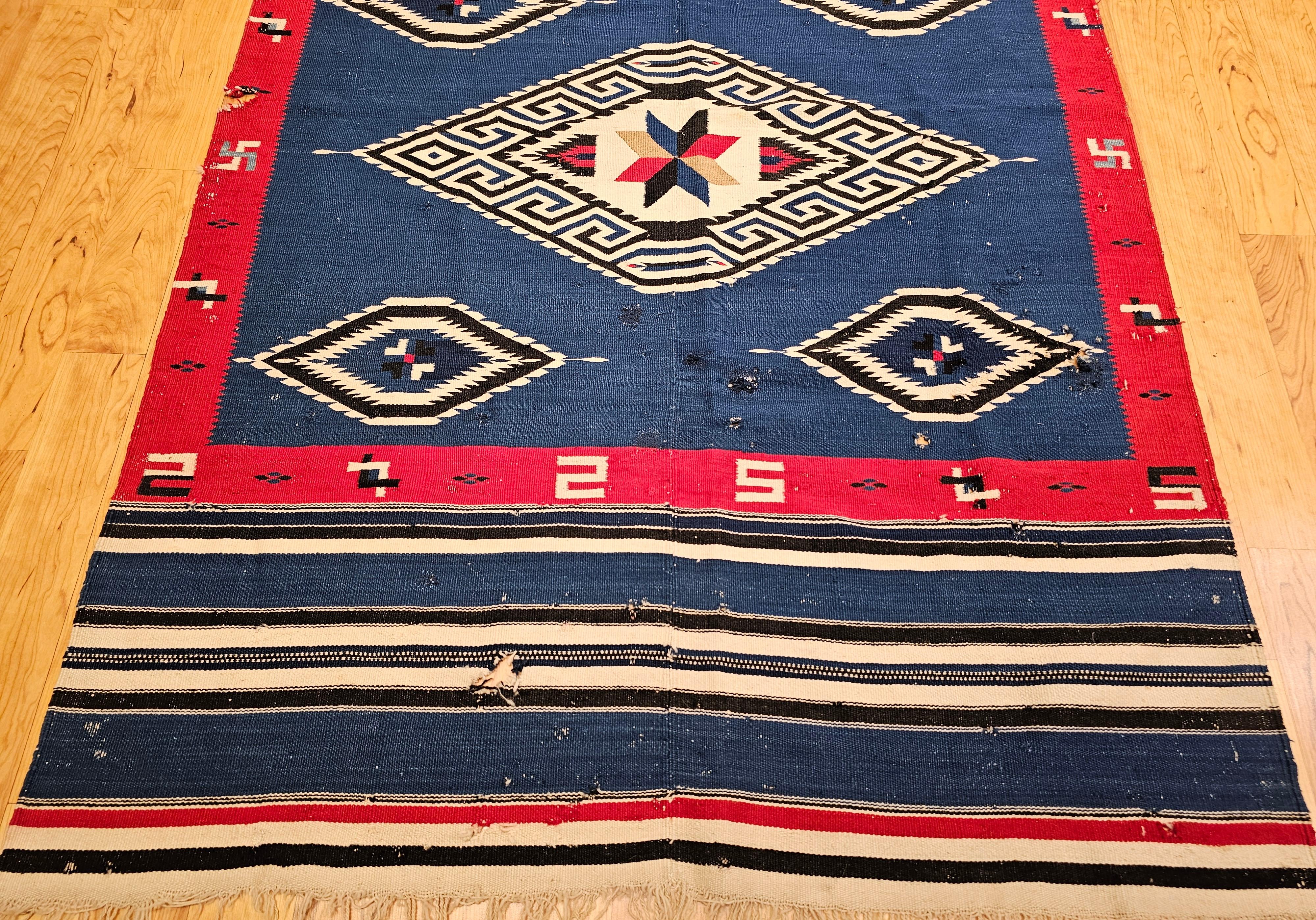 Mexicain Antique kilim mexicain Saltillo Serape tissé à plat en bleu royal, rouge, ivoire en vente
