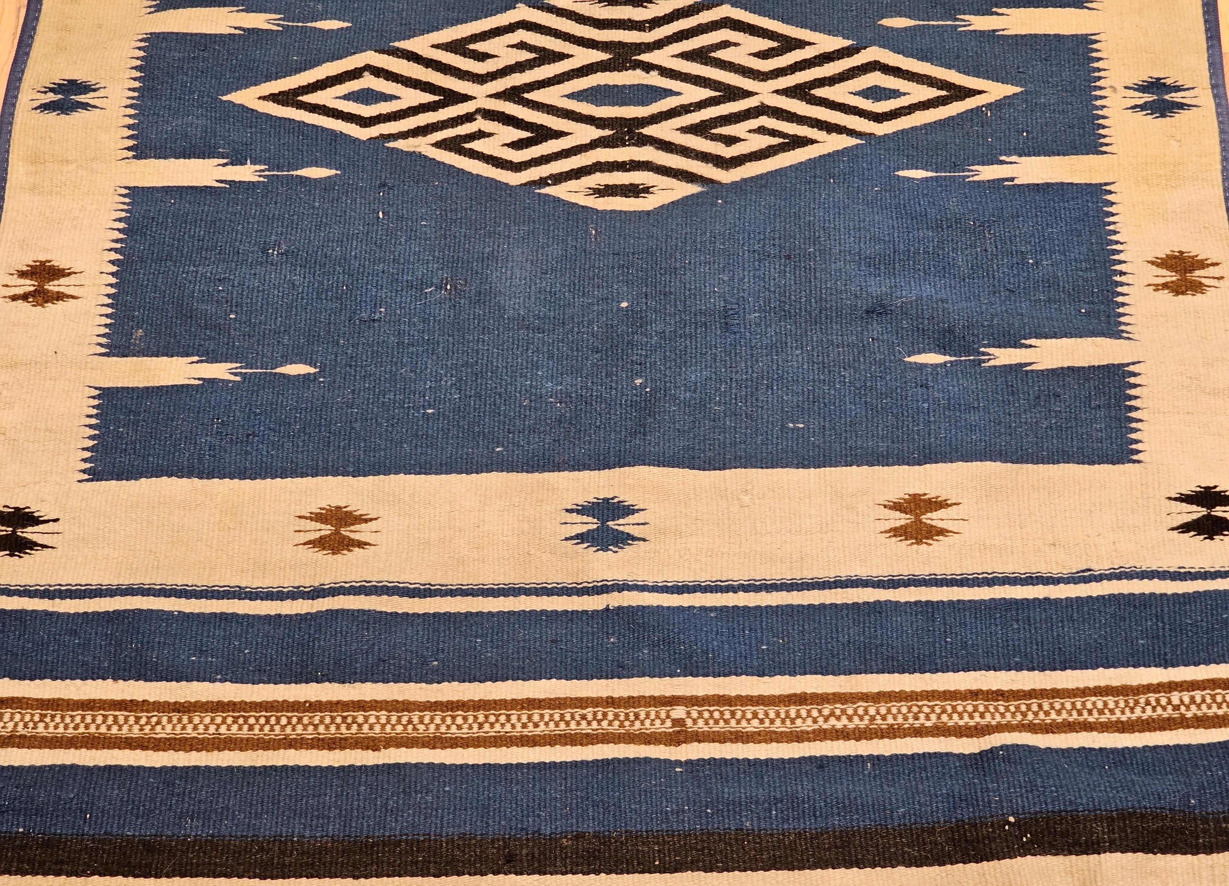 Antigua manta mexicana de tejido plano de Saltillo Serape Kilim en azul real, marfil Teñido con vegetales en venta