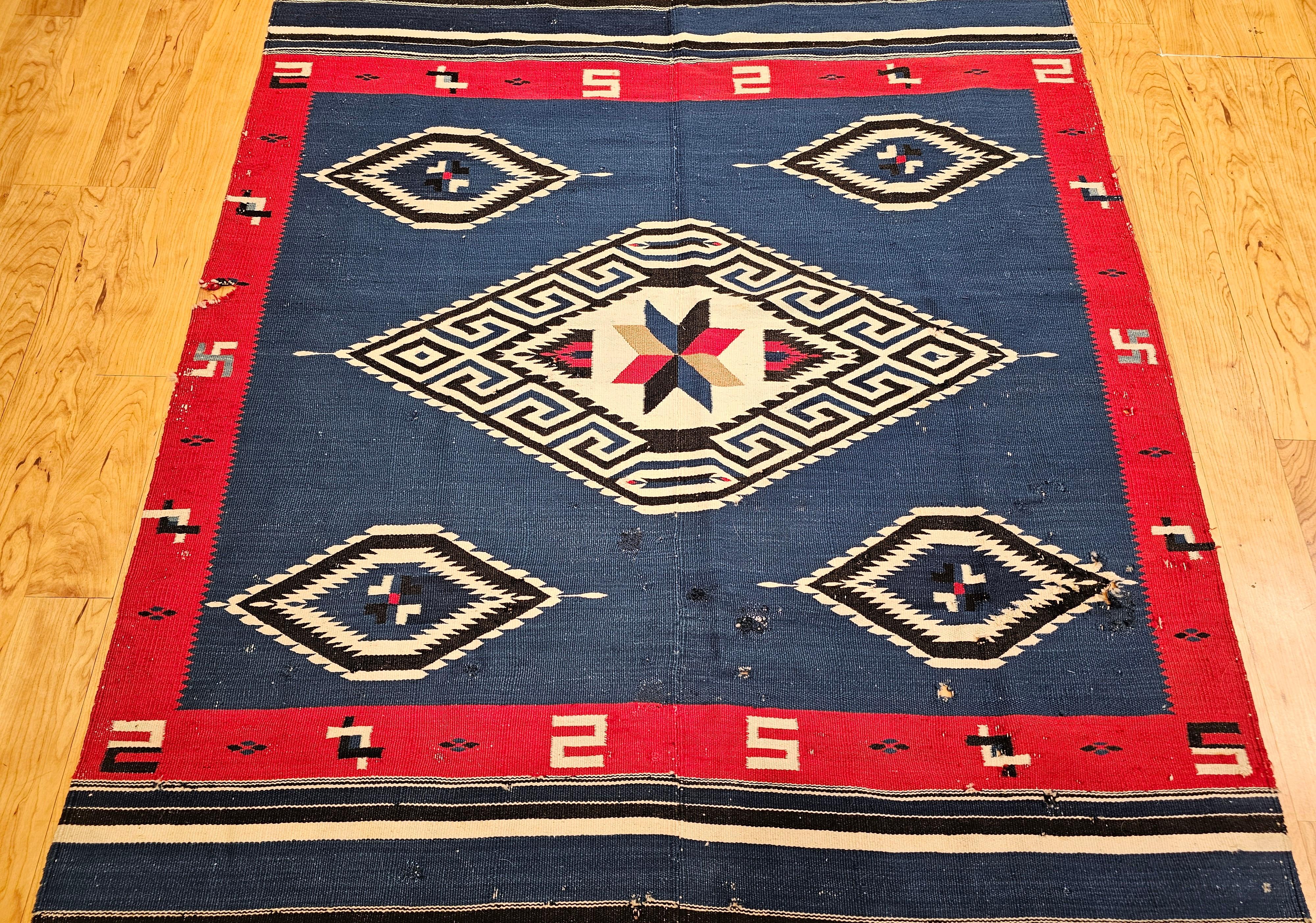 Teinture végétale Antique kilim mexicain Saltillo Serape tissé à plat en bleu royal, rouge, ivoire en vente