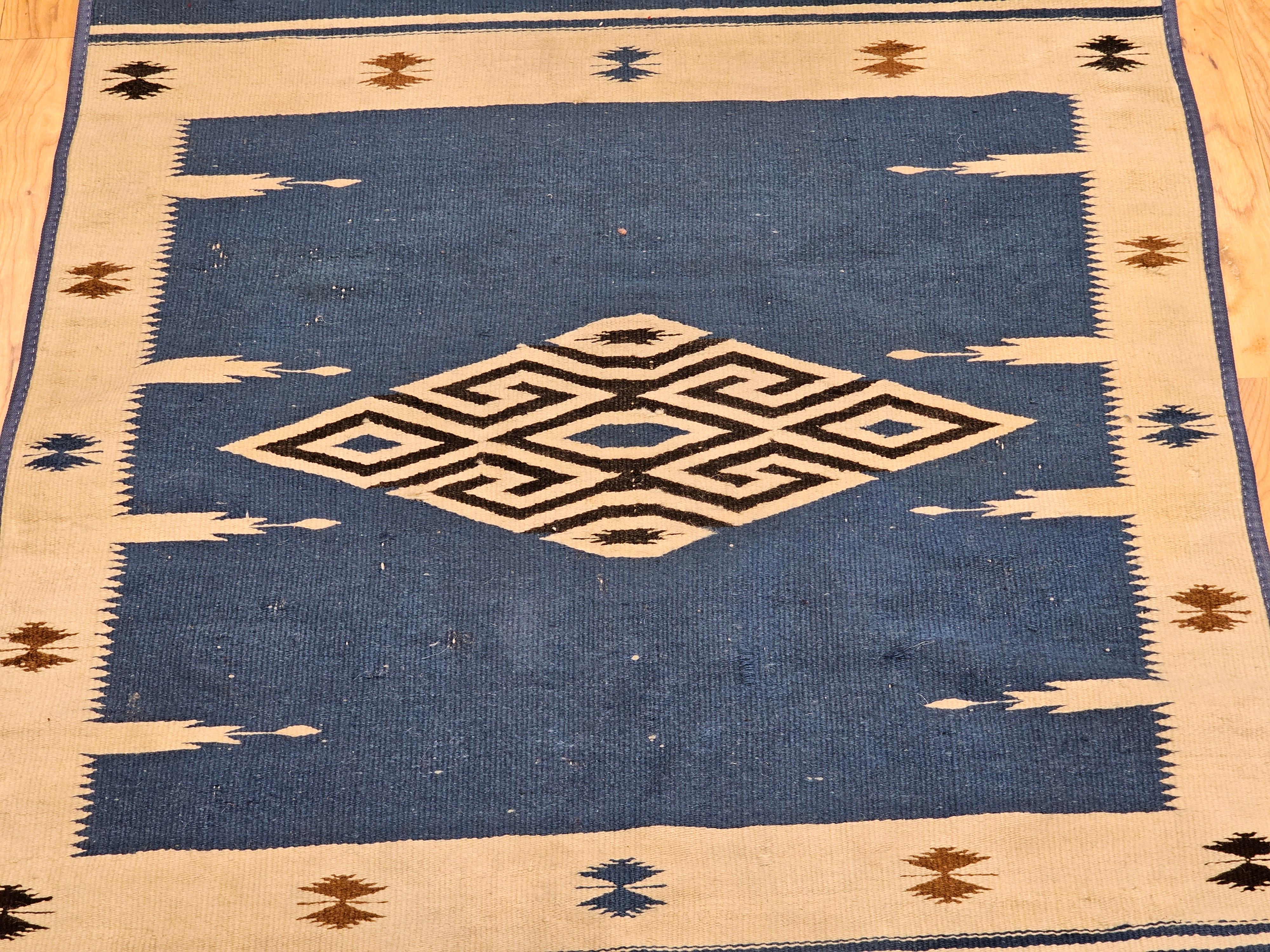Antigua manta mexicana de tejido plano de Saltillo Serape Kilim en azul real, marfil en Bueno estado para la venta en Barrington, IL