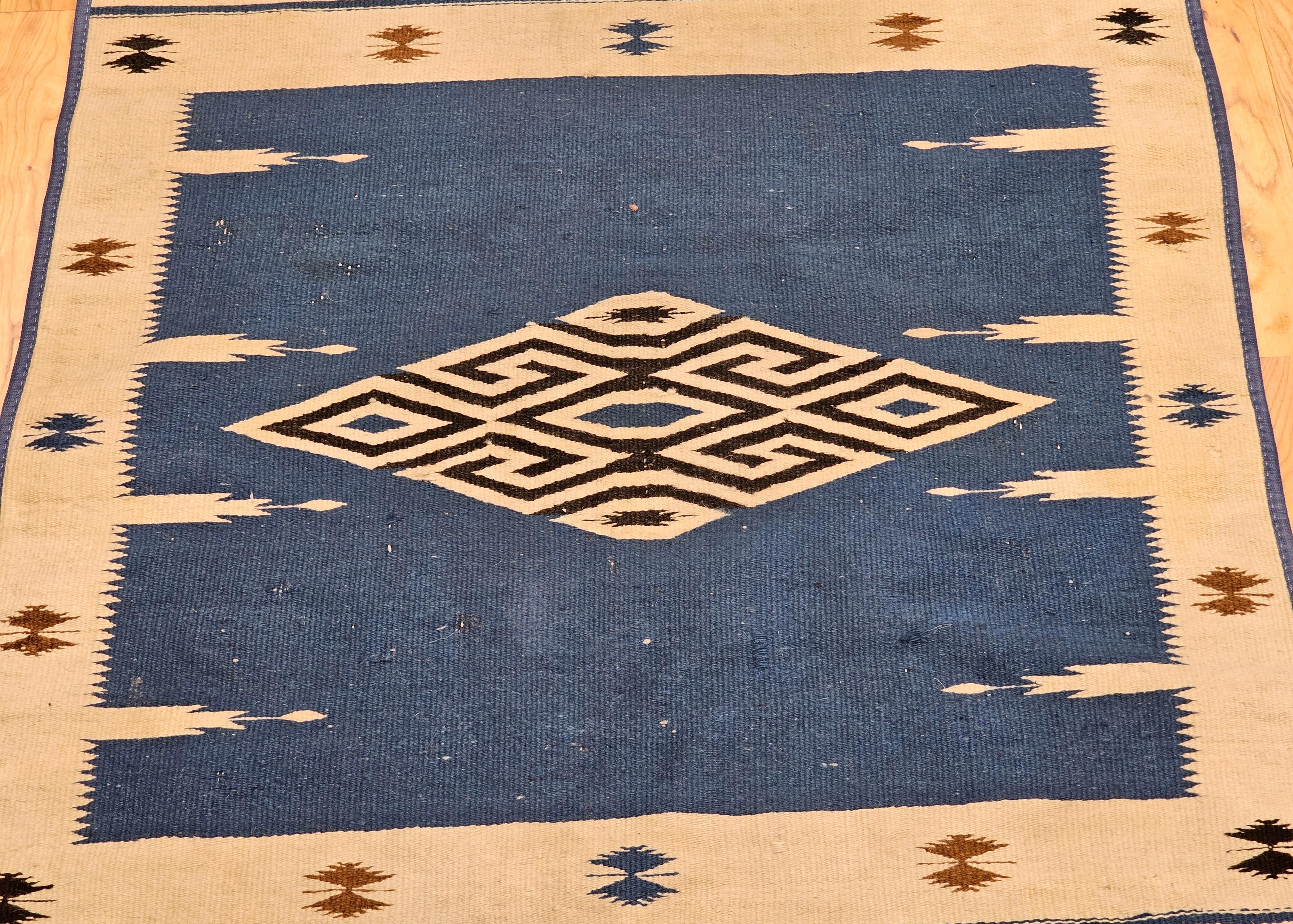 Antigua manta mexicana de tejido plano de Saltillo Serape Kilim en azul real, marfil siglo XX en venta