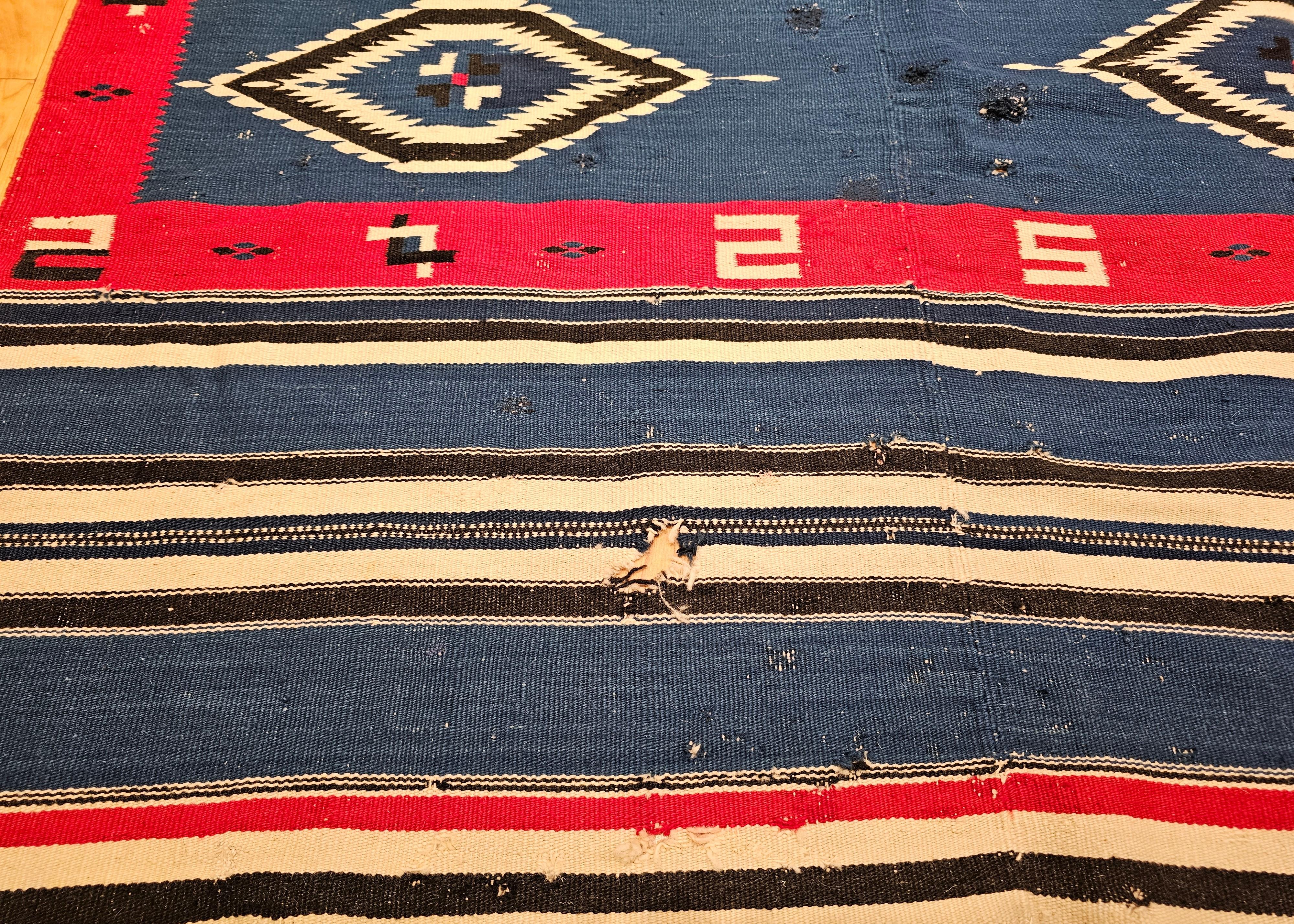 20ième siècle Antique kilim mexicain Saltillo Serape tissé à plat en bleu royal, rouge, ivoire en vente