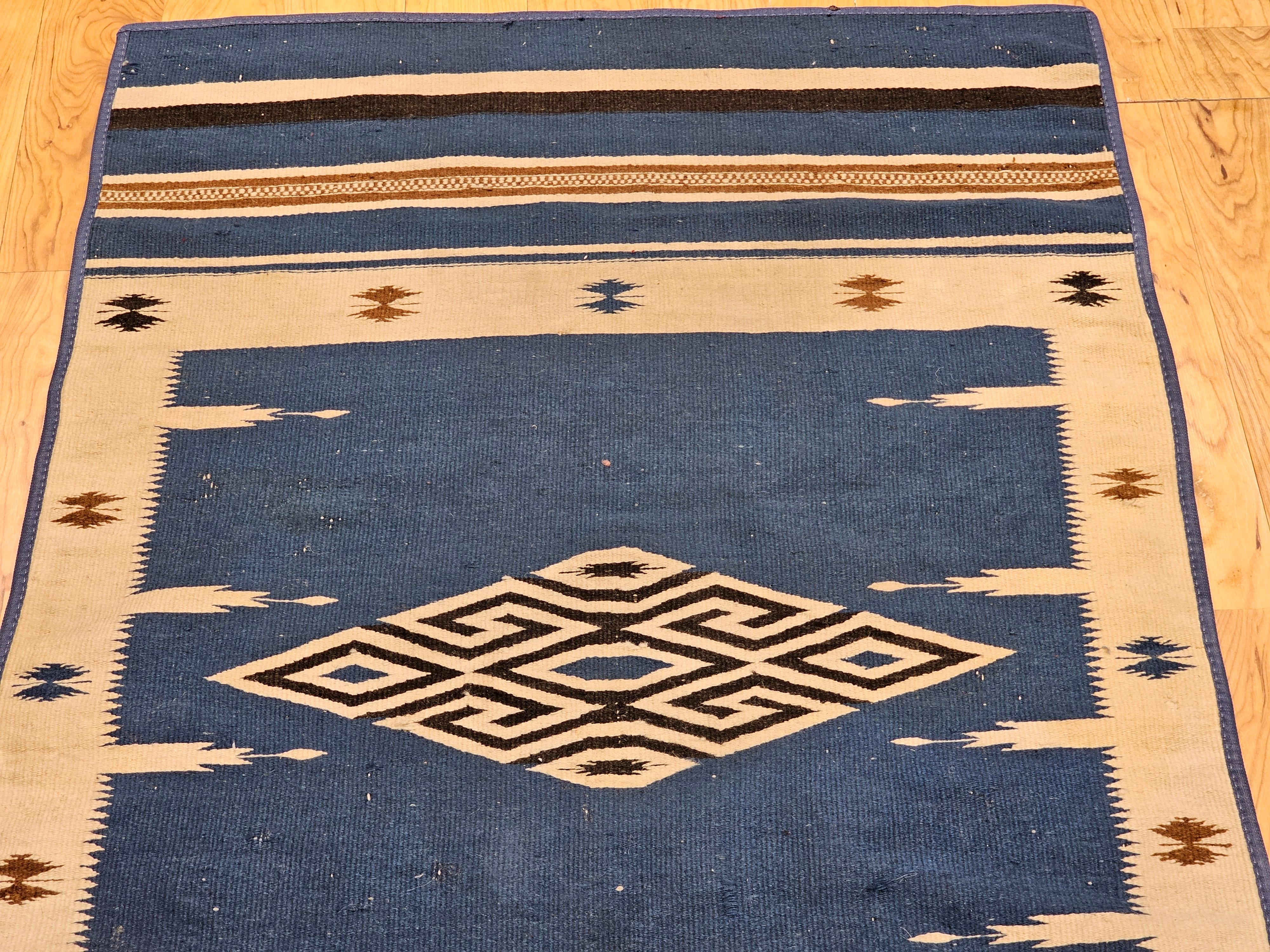 Antigua manta mexicana de tejido plano de Saltillo Serape Kilim en azul real, marfil Lana en venta
