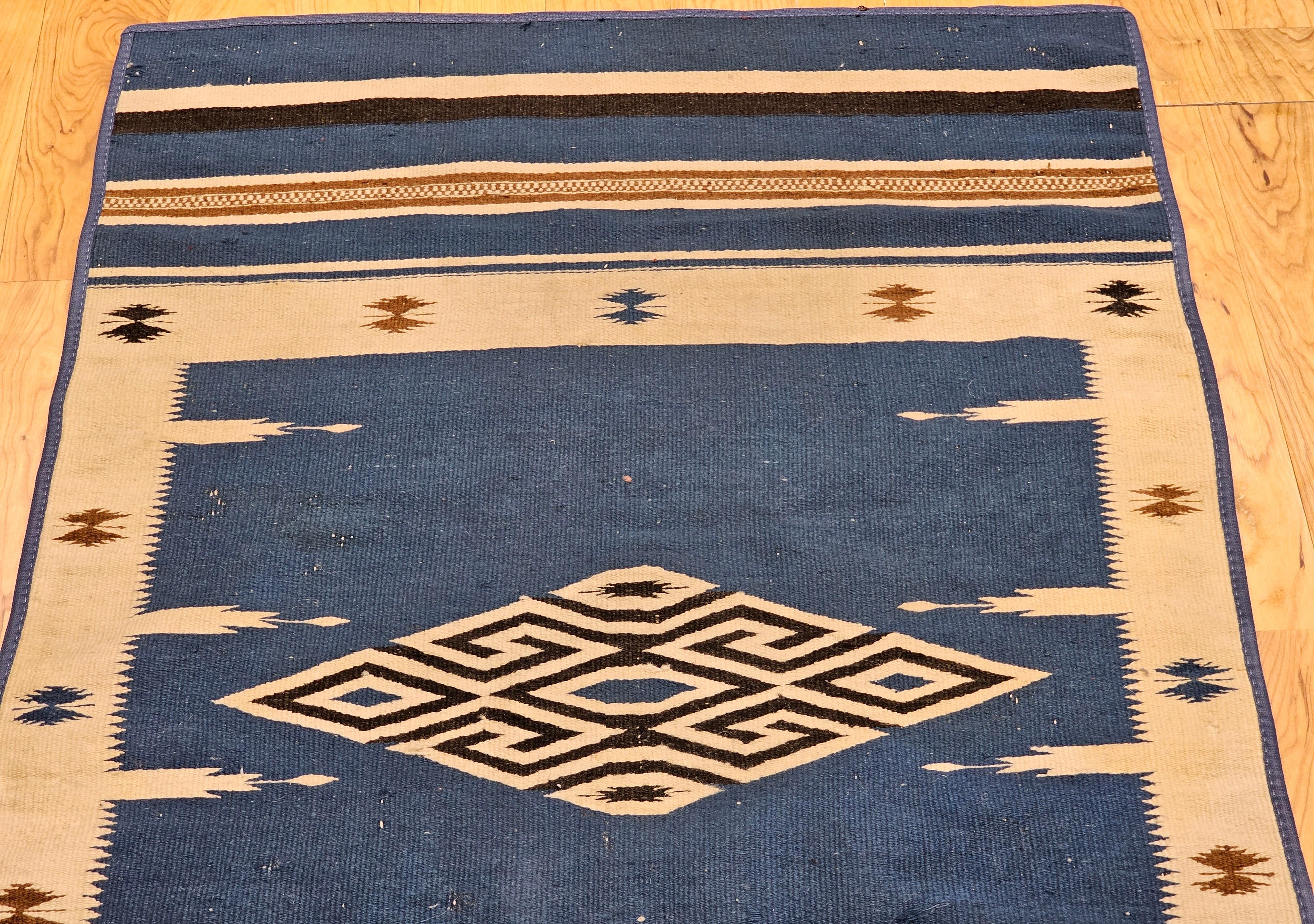 Antigua manta mexicana de tejido plano de Saltillo Serape Kilim en azul real, marfil en venta 1