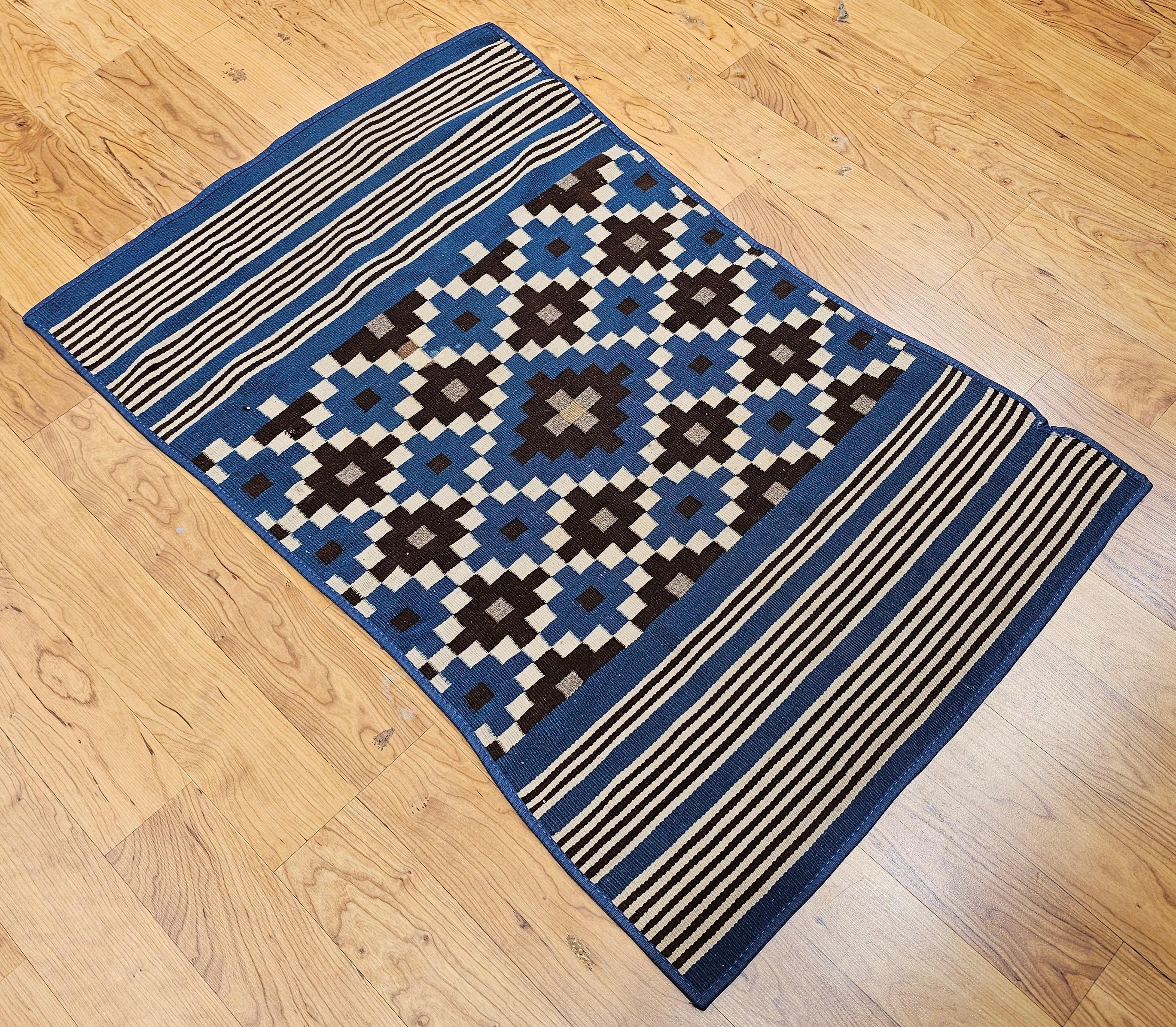 Antike mexikanische Saltillo Serape flachgewebte Kilim-Decke mit Königsblau, Elfenbein im Angebot 2