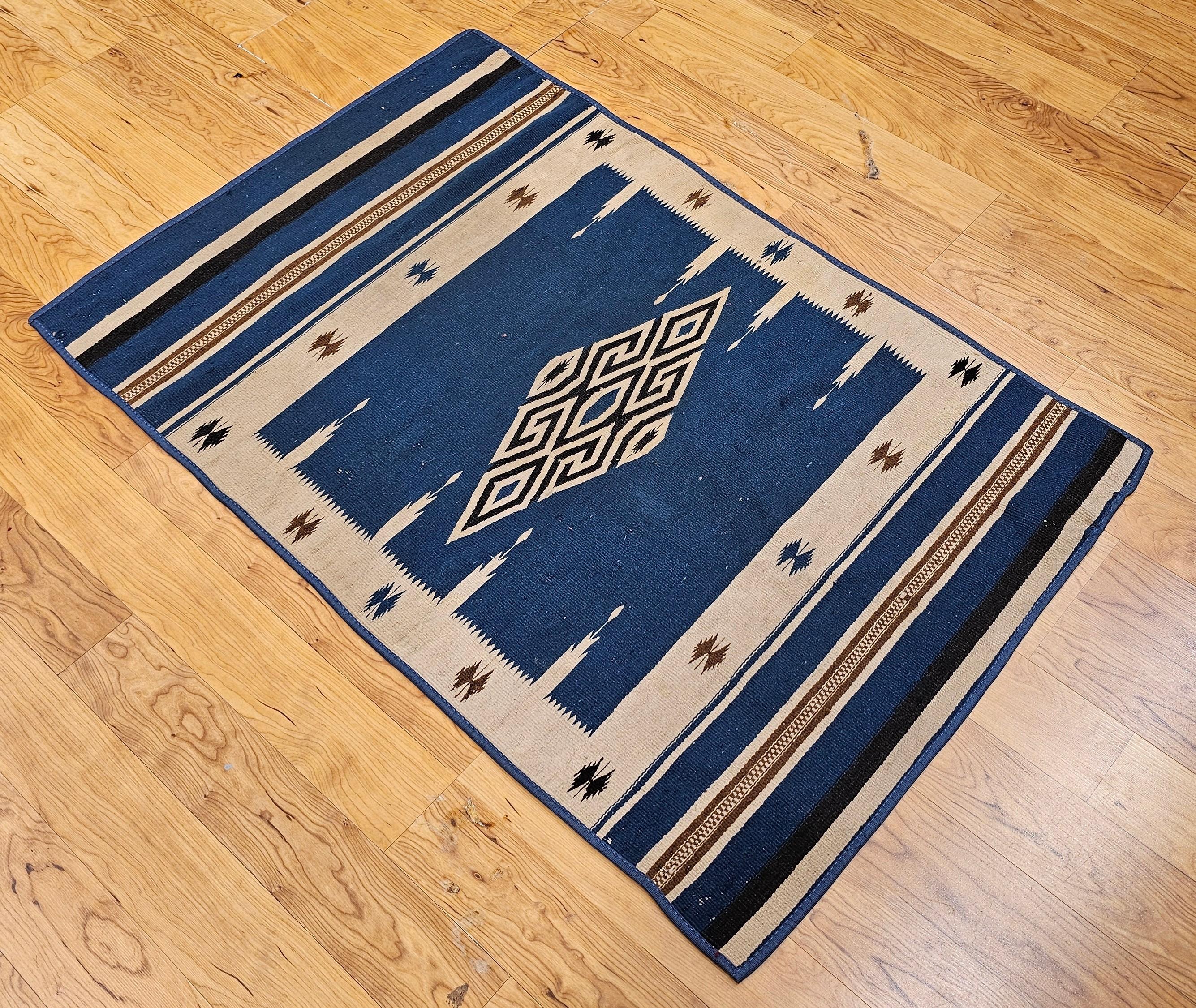 Antigua manta mexicana de tejido plano de Saltillo Serape Kilim en azul real, marfil en venta 2