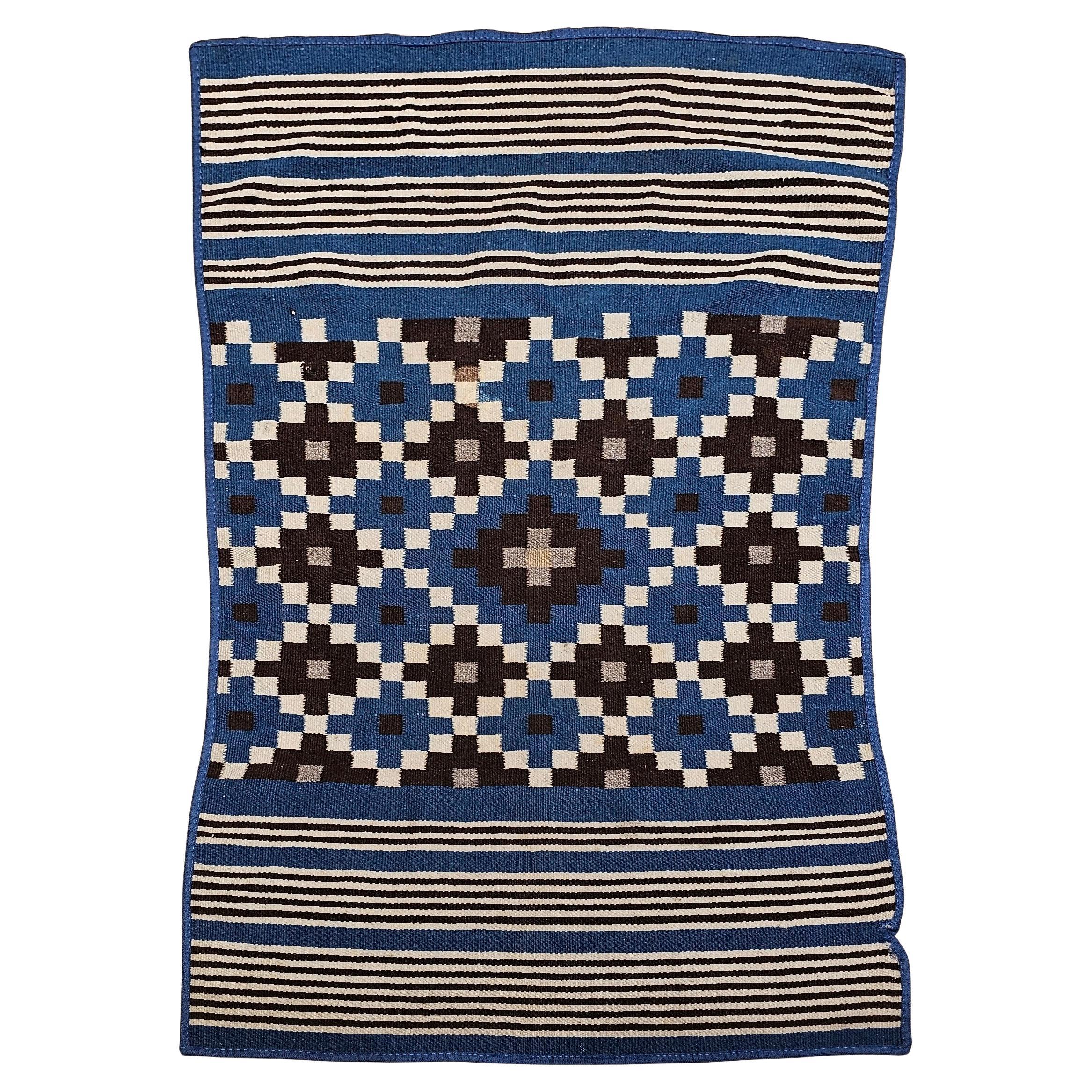 Ancienne couverture Kilim mexicaine Saltillo Serape tissée à plat avec bleu royal, ivoire