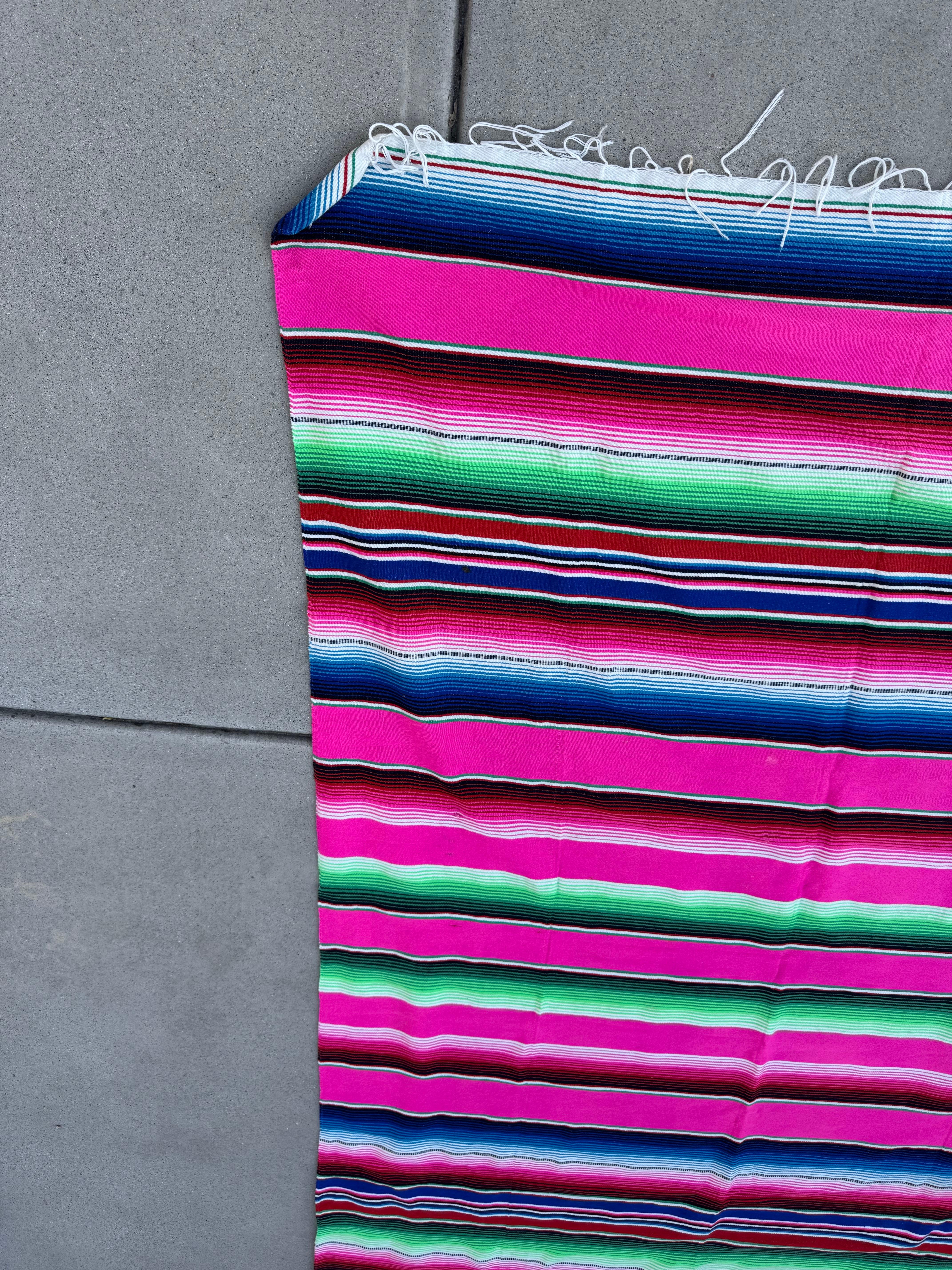 Arte popolare Coperta messicana vintage Serape a righe arcobaleno in vendita