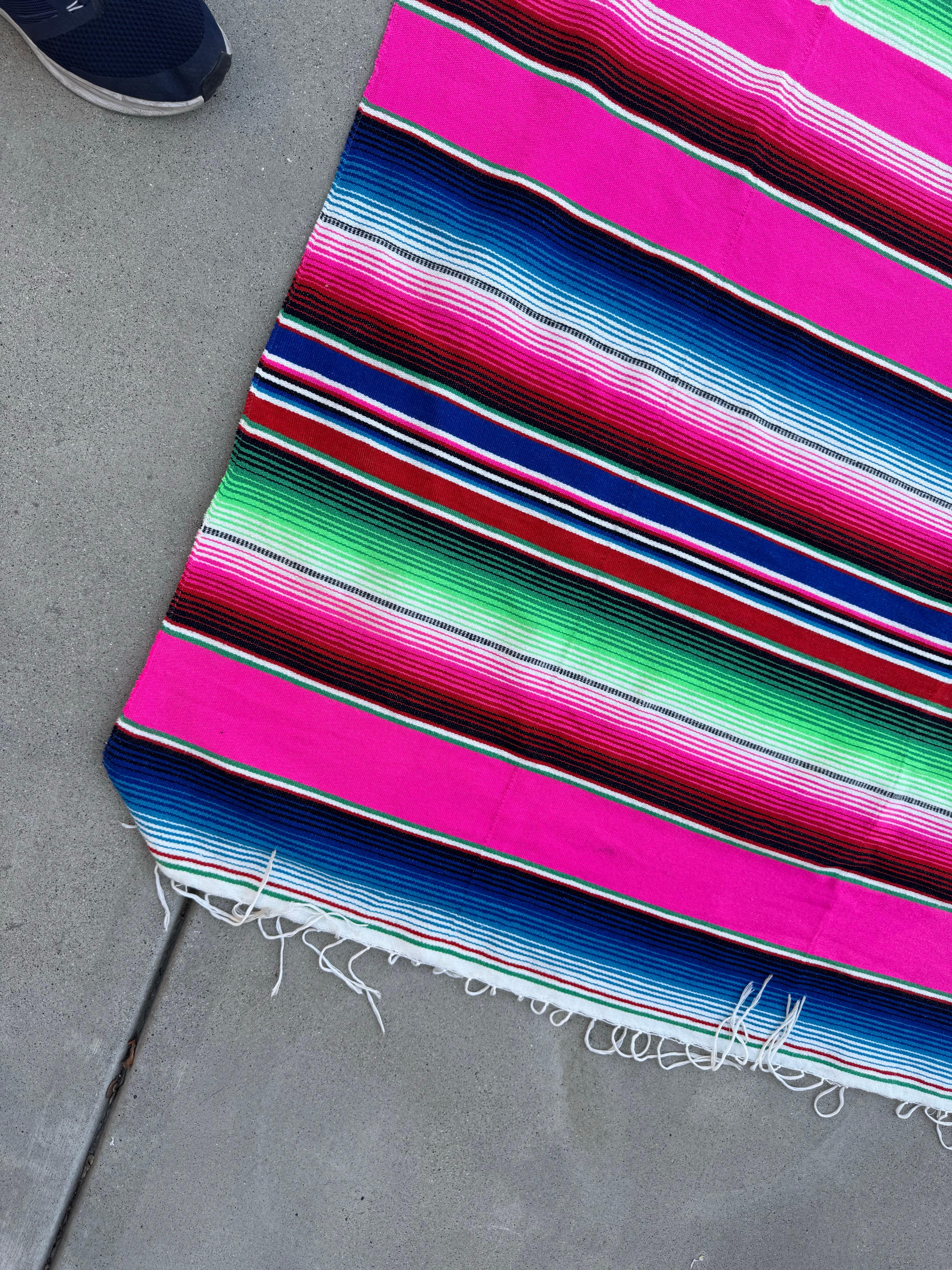 Tessile Coperta messicana vintage Serape a righe arcobaleno in vendita