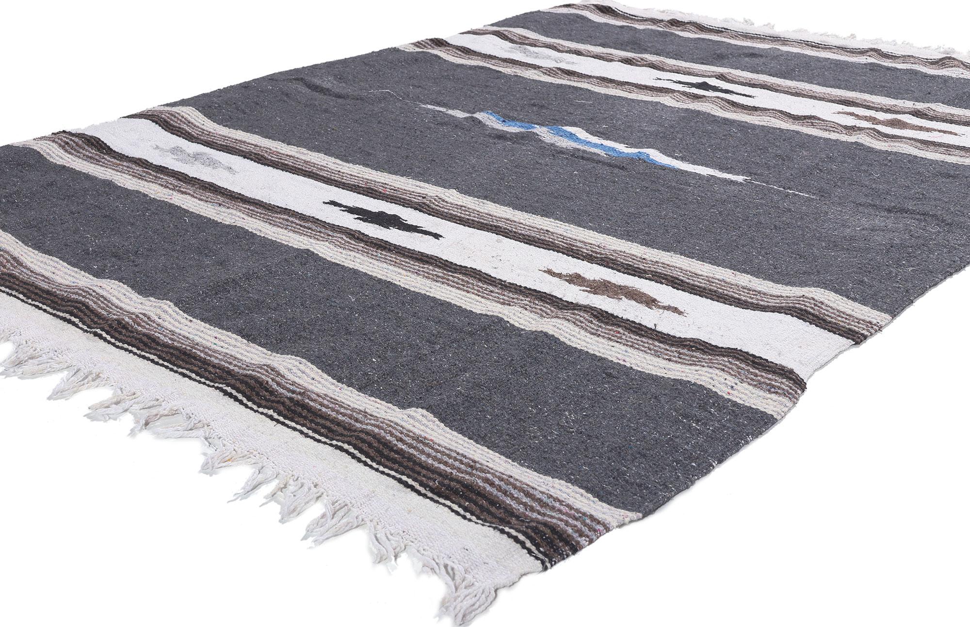 78551 Mexikanischer Serape-Decken-Kilim-Teppich, 04'05 x 06'04.
Dieser handgewebte mexikanische Serapi-Kelimteppich im Stil des Südwestens und mit rustikaler Sensibilität ist eine fesselnde Vision gewebter Schönheit. Das auffällige geometrische
