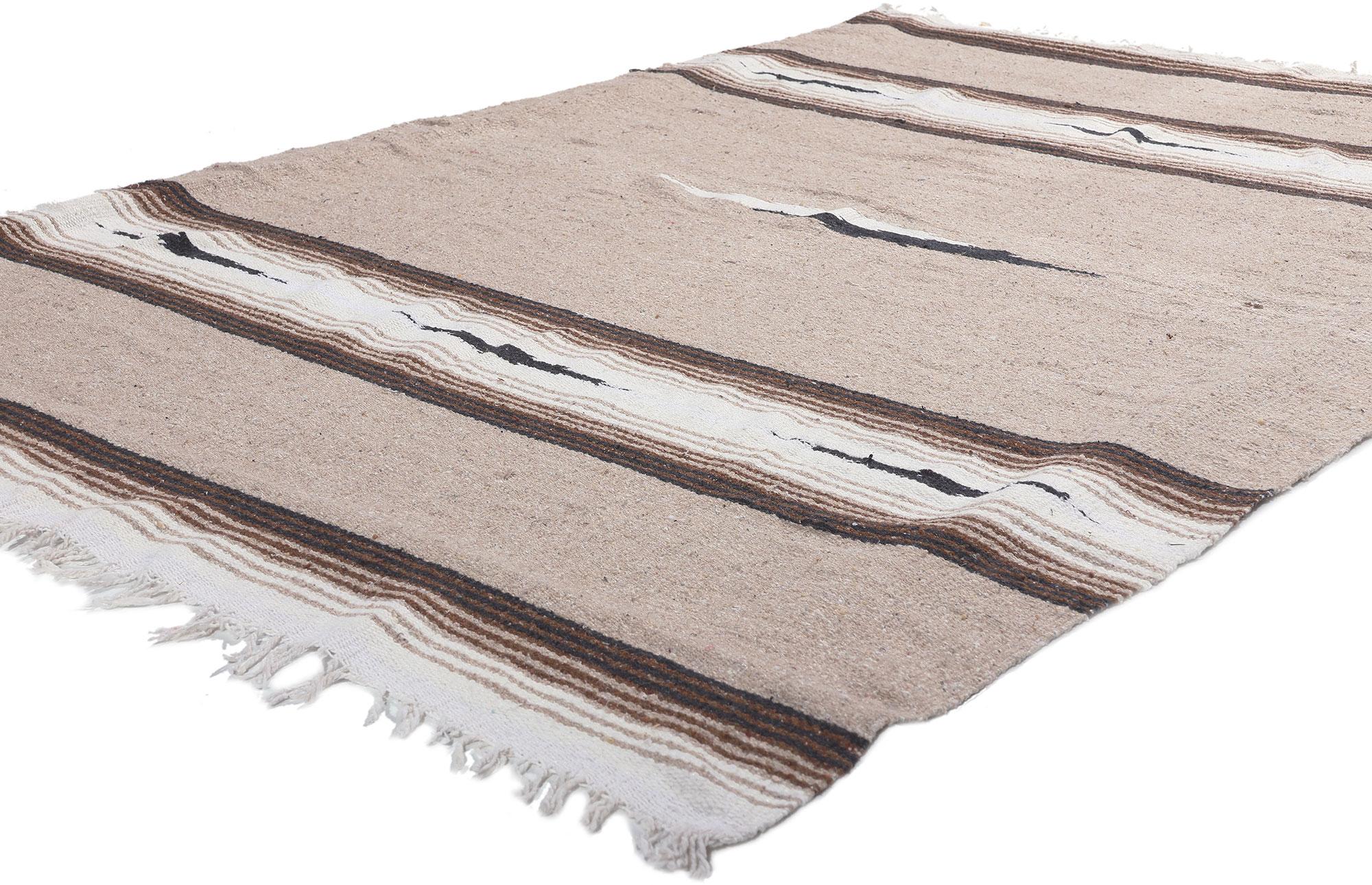 78550 Vintage Mexican Serape Blanket Kilim Rug, 04'06 x 06'08.
Émanant du style du Sud-Ouest et d'une sensibilité rustique, ce tapis mexicain Serapi kilim tissé à la main est une vision captivante de la beauté tissée. Le design géométrique