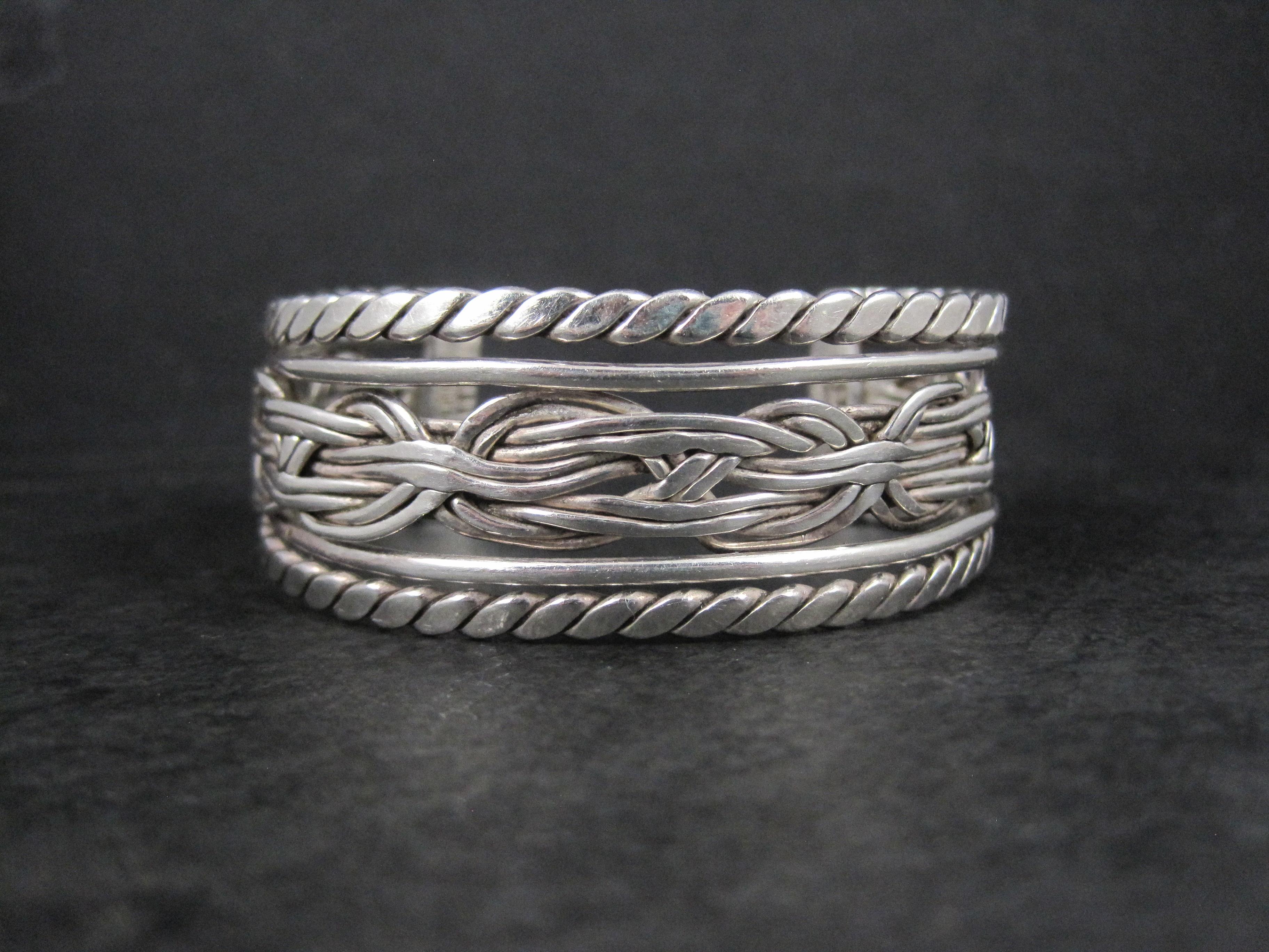 Questo splendido bracciale vintage è in argento sterling.
Presenta un design intrecciato, contorto e martellato.
Questo braccialetto misura 1 pollice di larghezza. Ha una circonferenza interna di 6,5 pollici, compreso lo spazio di 1,1/8