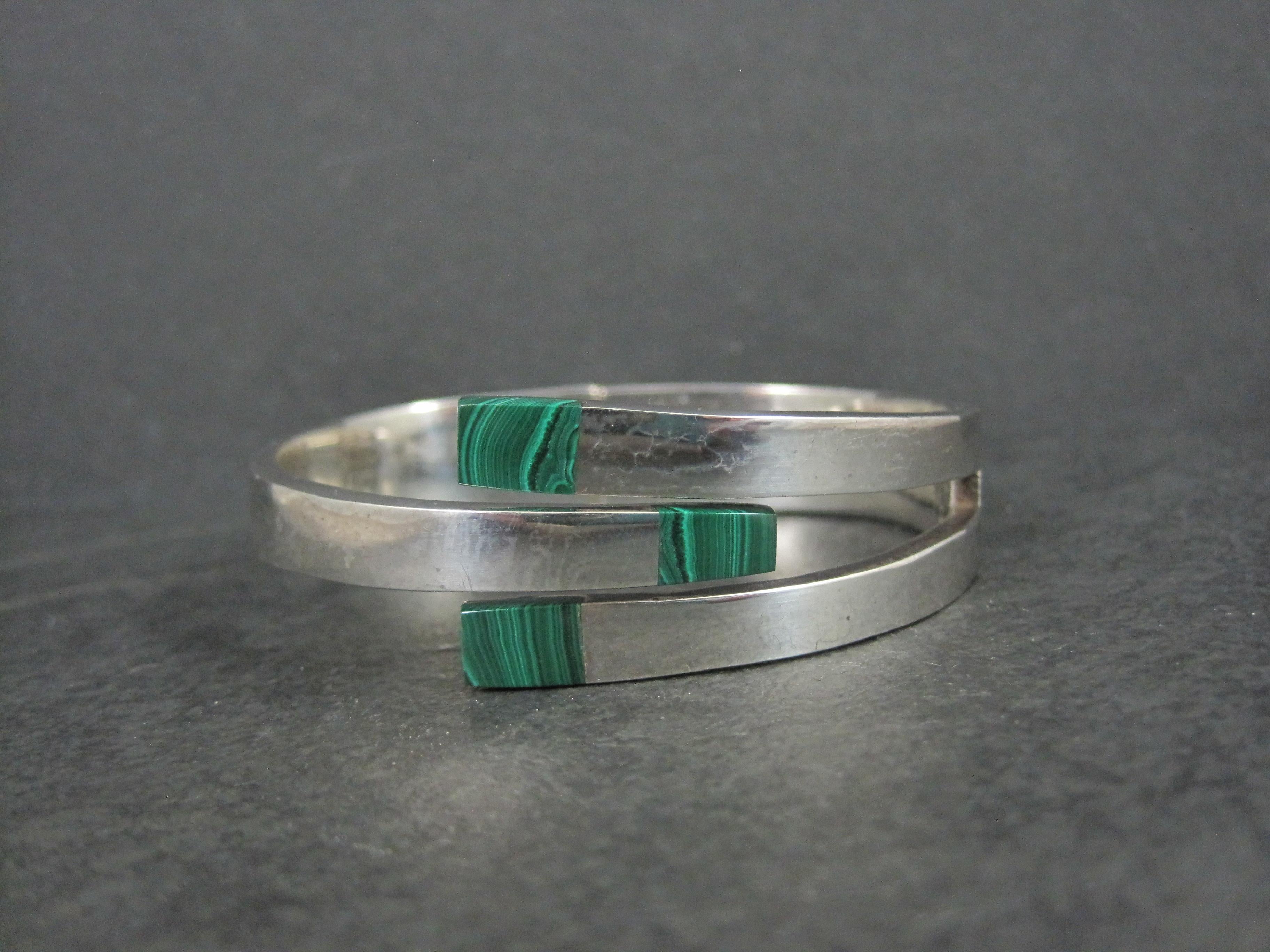 Questo splendido braccialetto messicano vintage è in argento sterling con pietre di malachite.
La faccia di questo bracciale misura 13/16 di pollice di larghezza e si assottiglia fino a 9/16 di pollice in corrispondenza della cerniera.
Il diametro