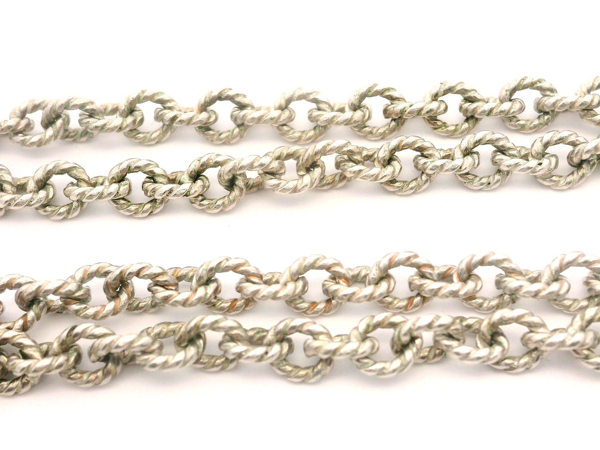Materiale: Argento Sterling .925
Peso: 281,18 grammi
Altezza complessiva: 5,25 pollici (circa - chiuso), esclusa la cinghia.
Larghezza complessiva: 6 pollici (circa - al massimo della larghezza)
Dimensioni della parte superiore della borsa: 6