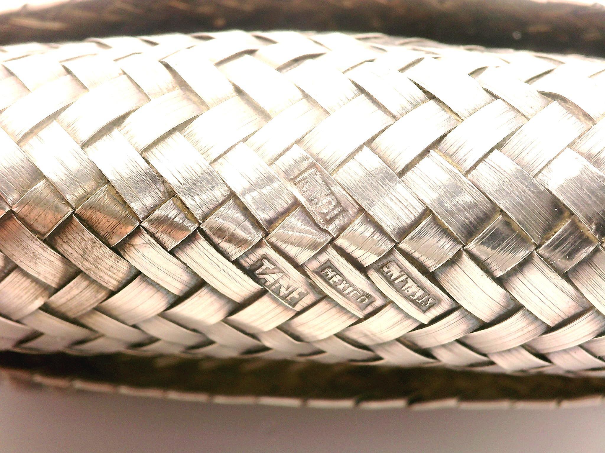 Borsellino d'epoca messicano in argento Sterling fatto a mano con intreccio a cesto e cinturino a strappo In condizioni ottime in vendita a Montclair, NJ