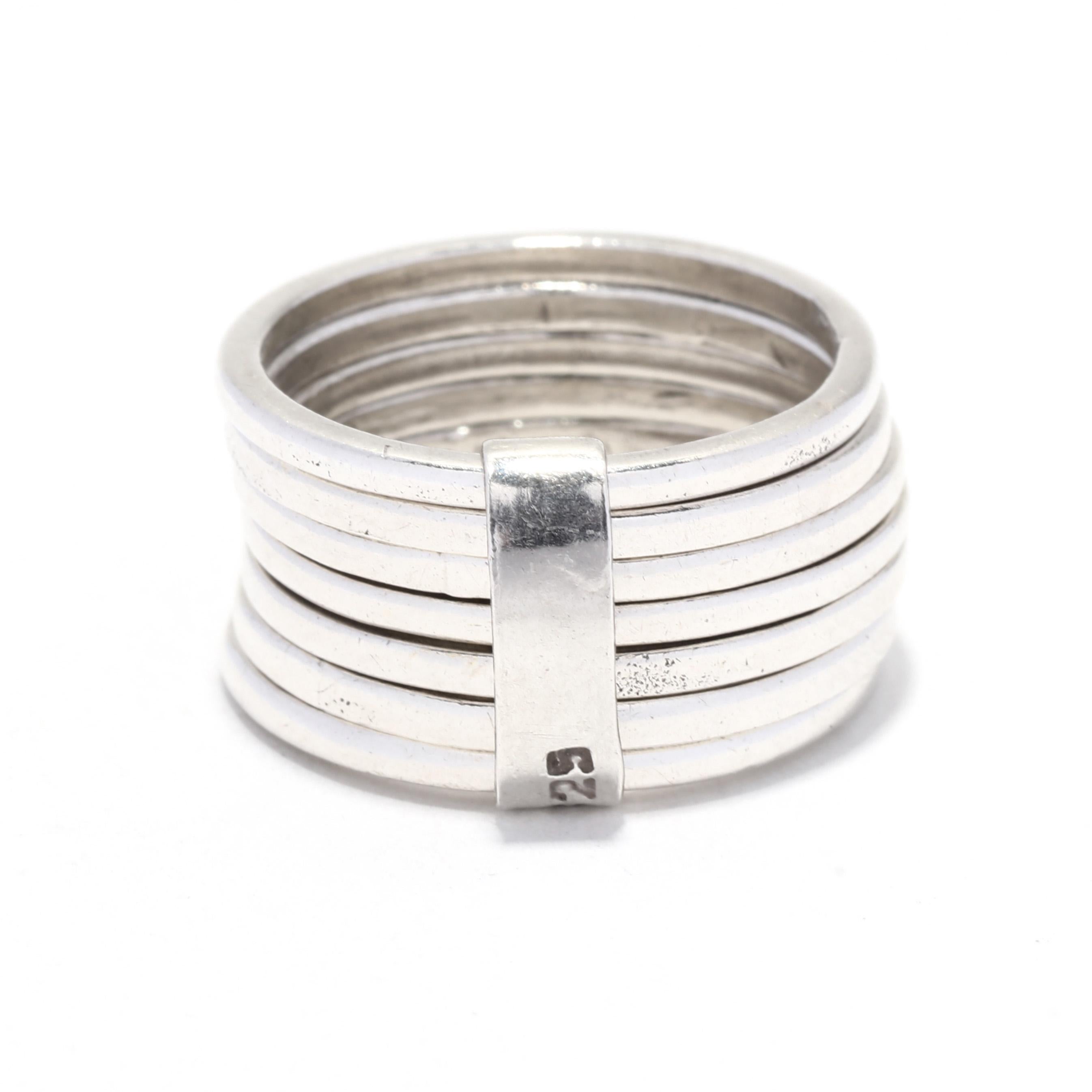 Ein mehrreihiger Ringsatz aus mexikanischem Sterlingsilber. Dieser Ring besteht aus sieben Reihen schlichter Silberbänder, die mit einem Silberstreifen verbunden sind.

ring Größe 6

Breite: 3/8 Zoll.

Gewicht: 6,2 dwts. / 9,64 Gramm

Gestempelt: