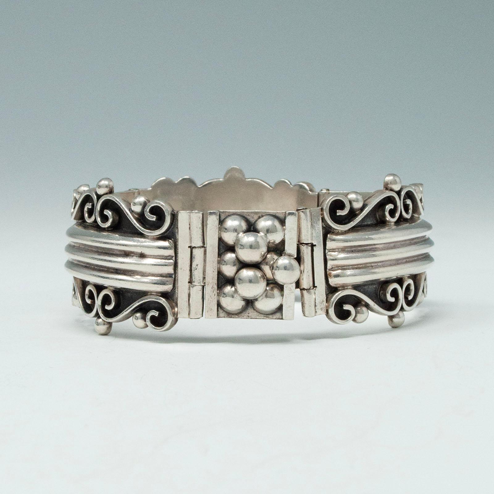Vintage Mexican Sterling Silver Panel Bracelet In Good Condition For Sale In Point Richmond, CA