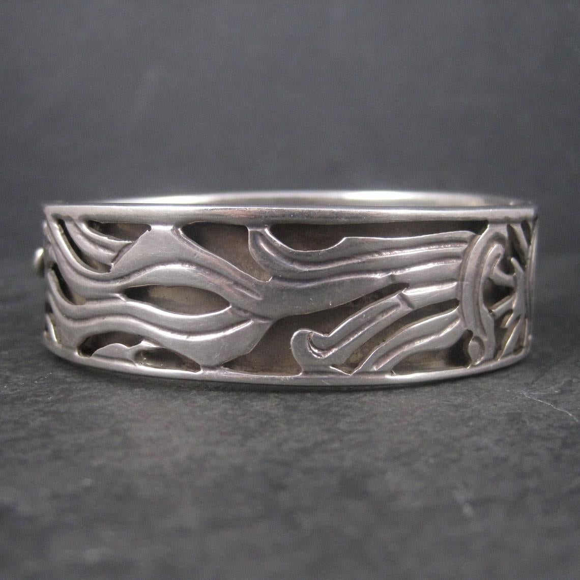 This gorgeous Mexican bracelet is sterling silver.
It features a beautiful sun with its rays.

This bracelet measures 13/16 of an inch wide.
It has an inner circumference of 6 3/4 inches.
Weight: 49.5 grams

Marks: ACT, TC-24, Taxco, Mexico,