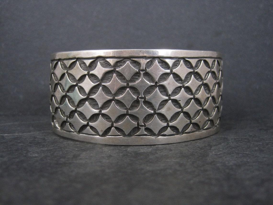 This gorgeous vintage Mexican cuff bracelet is sterling silver.

Measurements: 1 1/4 inches wide - Inner circumference of 7 inches, including the 1 inch gap
Weight: 65.8 grams

Marks: 925, Mexico, CII

Condition: Excellent