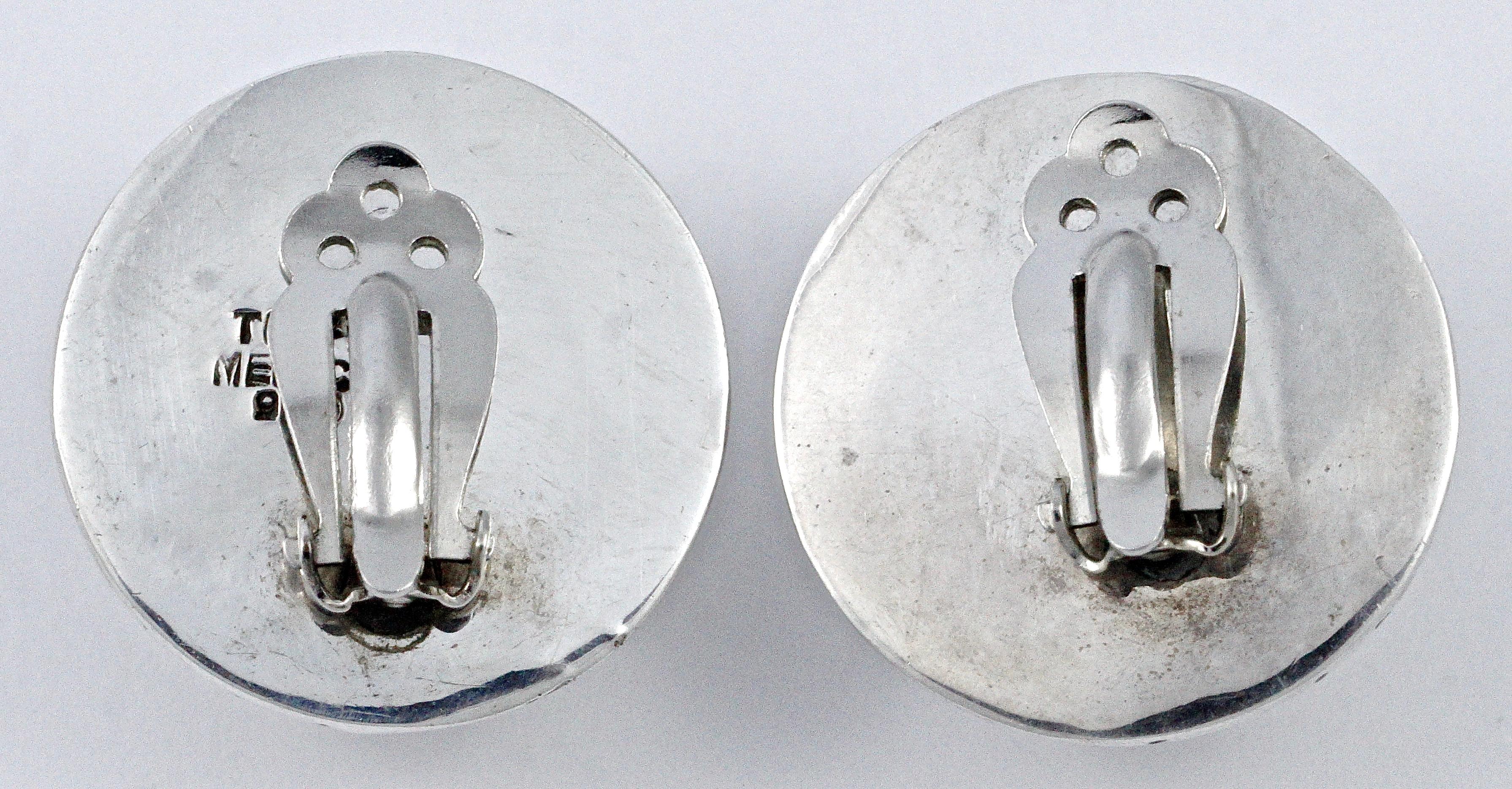 Beautiful Mexico Taxco TD 25 silver 925 round dome shape clip on earrings, featuring an embossed irregular circle design. Measuring diameter 2.9cm / 1.14 inches. The earrings are in very good condition.

This is a stylish and substantial pair of