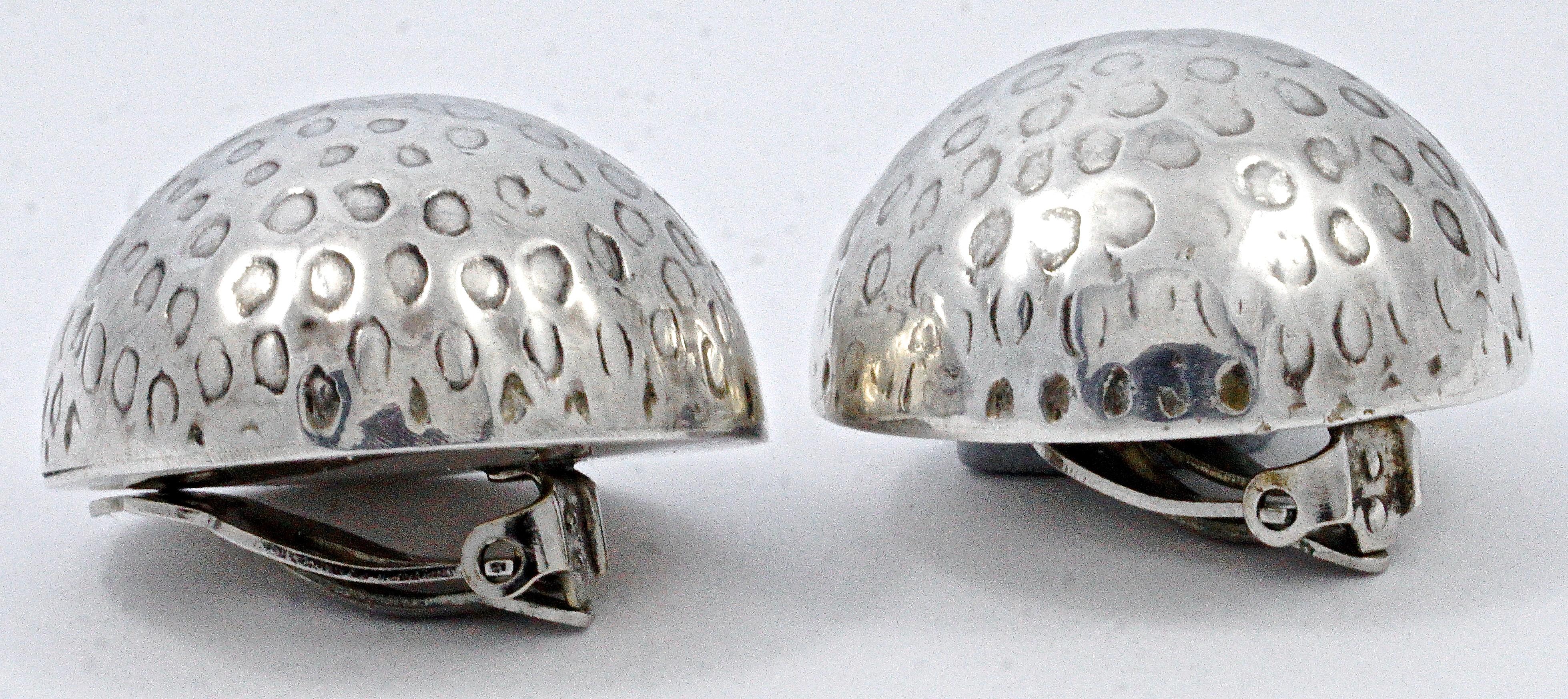Vintage Mexican Taxco TD 25 Silver 925 Round Embossed Dome Clip On Earrings In Good Condition For Sale In London, GB