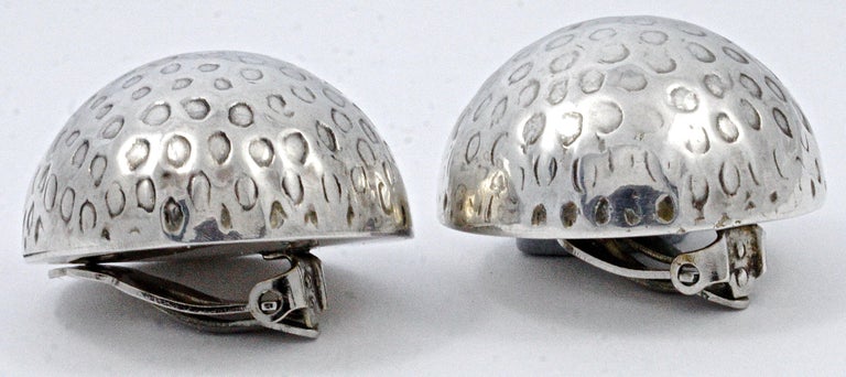 Vintage Mexican Taxco TD 25 Silver 925 Round Embossed Dome Clip On