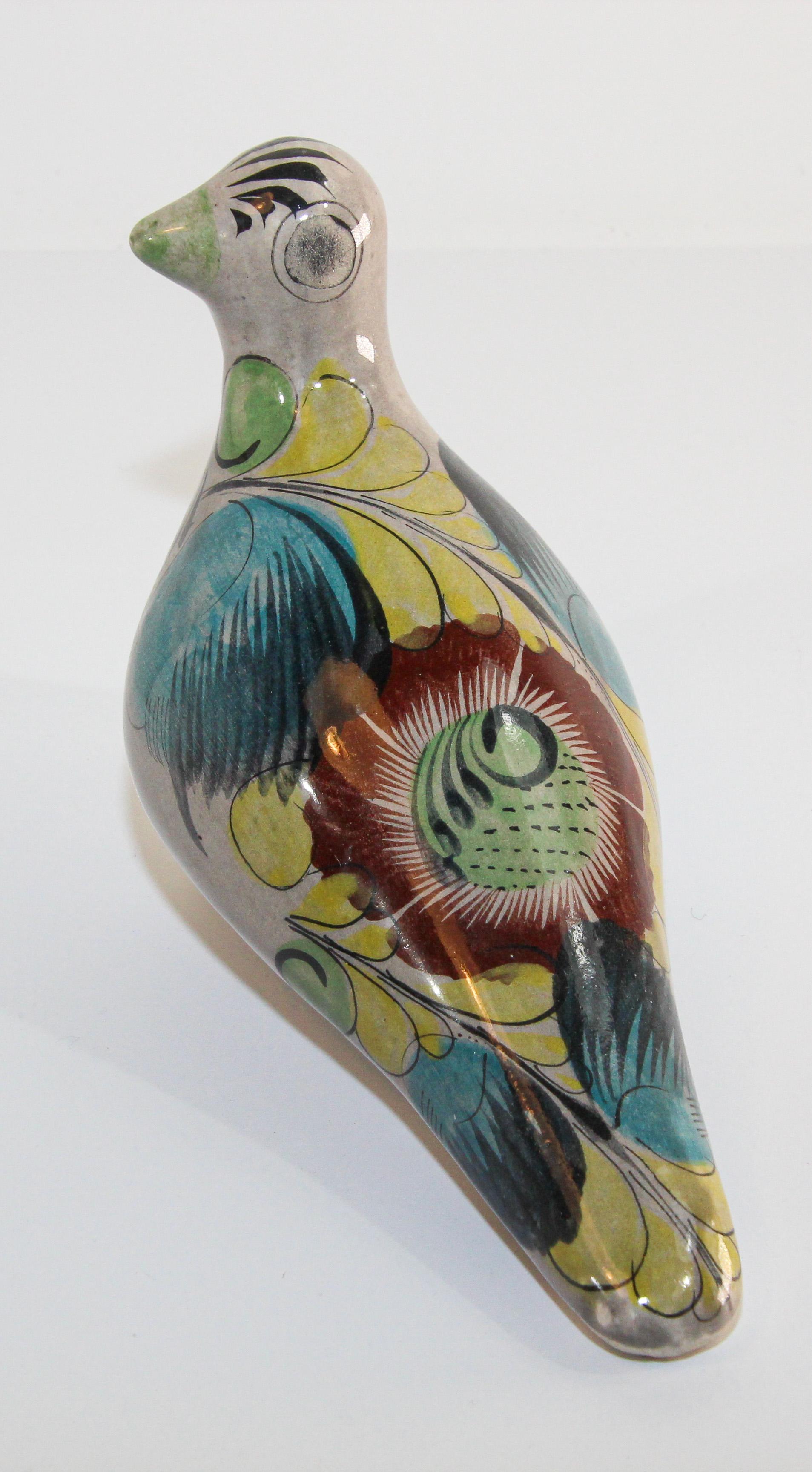 Pájaro de cerámica mexicano vintage Tonala pintado a mano Folk Art.
Flora de la Cruz Acapulco Gro México cerámica pintada a mano paloma pájaro.
Colores policromos en tonos tierra cálidos con diseño abstracto pintado a mano sobre el cuerpo.
Arte