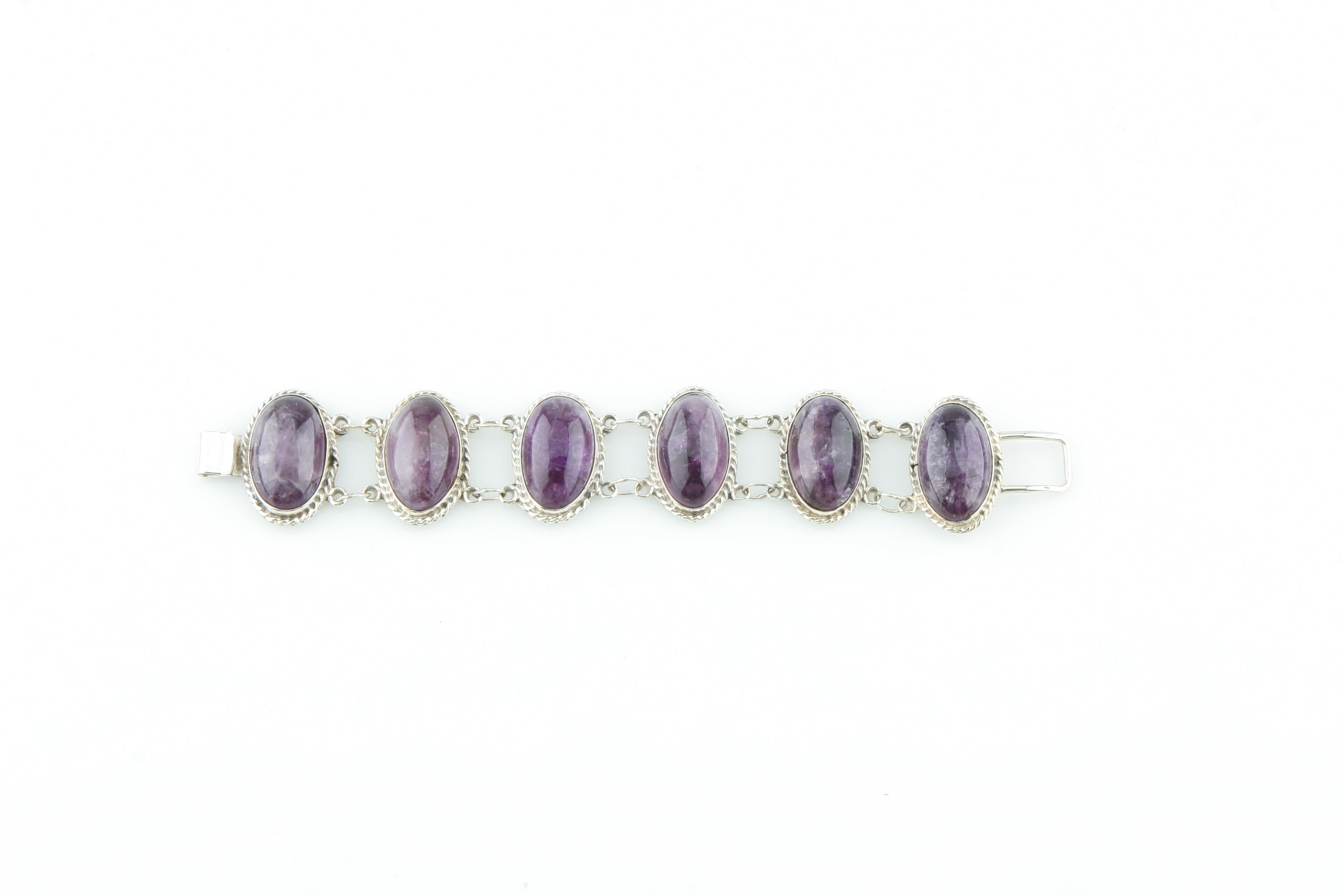 Hergestellt mit 6 Amethysten im Cabochon-Schliff - ca. 100 Karat.
In Silber gefasst und mit Mexico Silver gestempelt.
Dies ist ein großes Stück, das in wie neu poliert Zustand ist.
Die Maße sind 6 1/4 Zoll lang und 1 Zoll breit.
Das Gewicht beträgt
