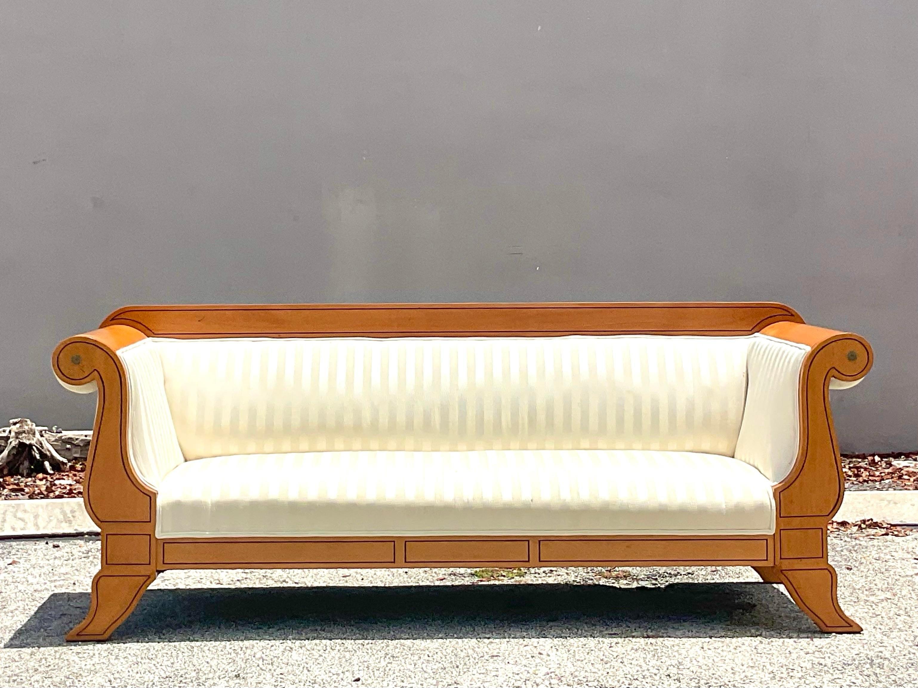 Ajoutez une élégance intemporelle à votre intérieur avec ce canapé vintage Meyer, Gunther et Martini de style Biedermeier. Avec ses lignes classiques et sa fabrication exquise, cette pièce fusionne la sophistication Biedermeier et le style américain