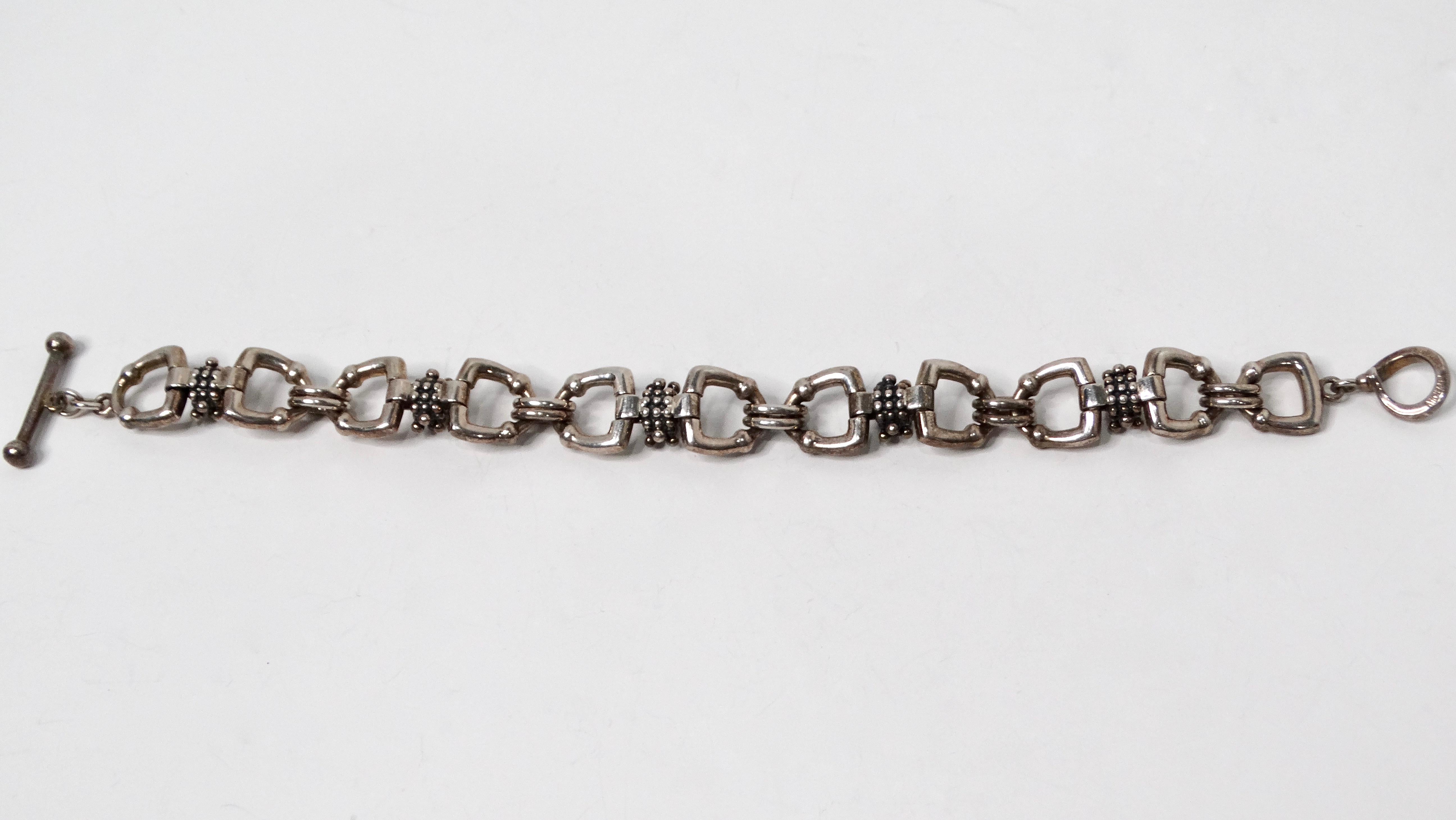 Te presentamos la exquisita pulsera de eslabones estilo estribo Vintage Michael Dawkins de plata de ley, una pieza asombrosa que combina a la perfección la elegancia moderna con el diseño atemporal. Elaborada con meticulosa atención al detalle, esta