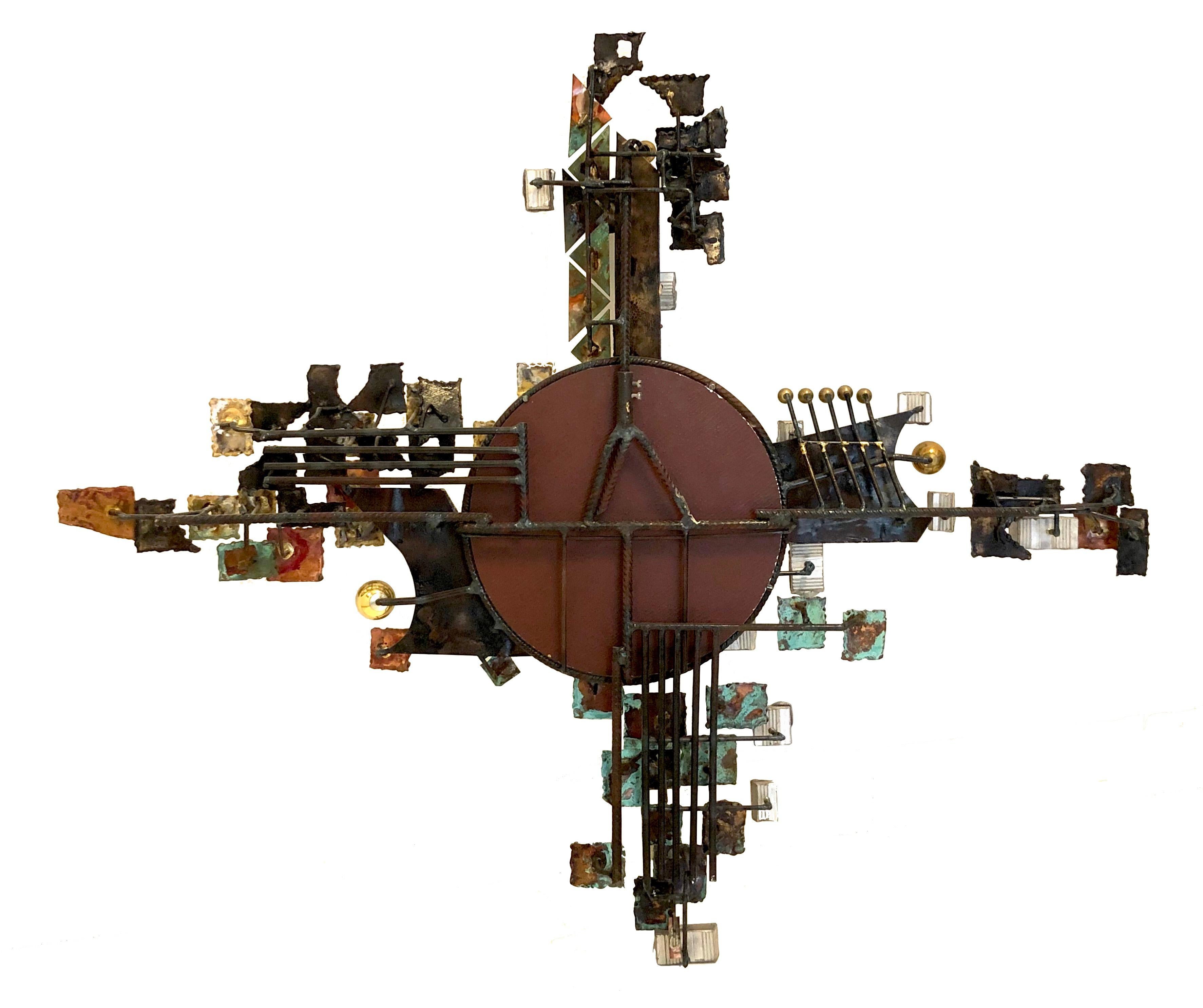 Questo spettacolare specchio da parete è stato disegnato da Michel Gibault, Francia, circa 1980. È realizzato in ferro dorato e smaltato.