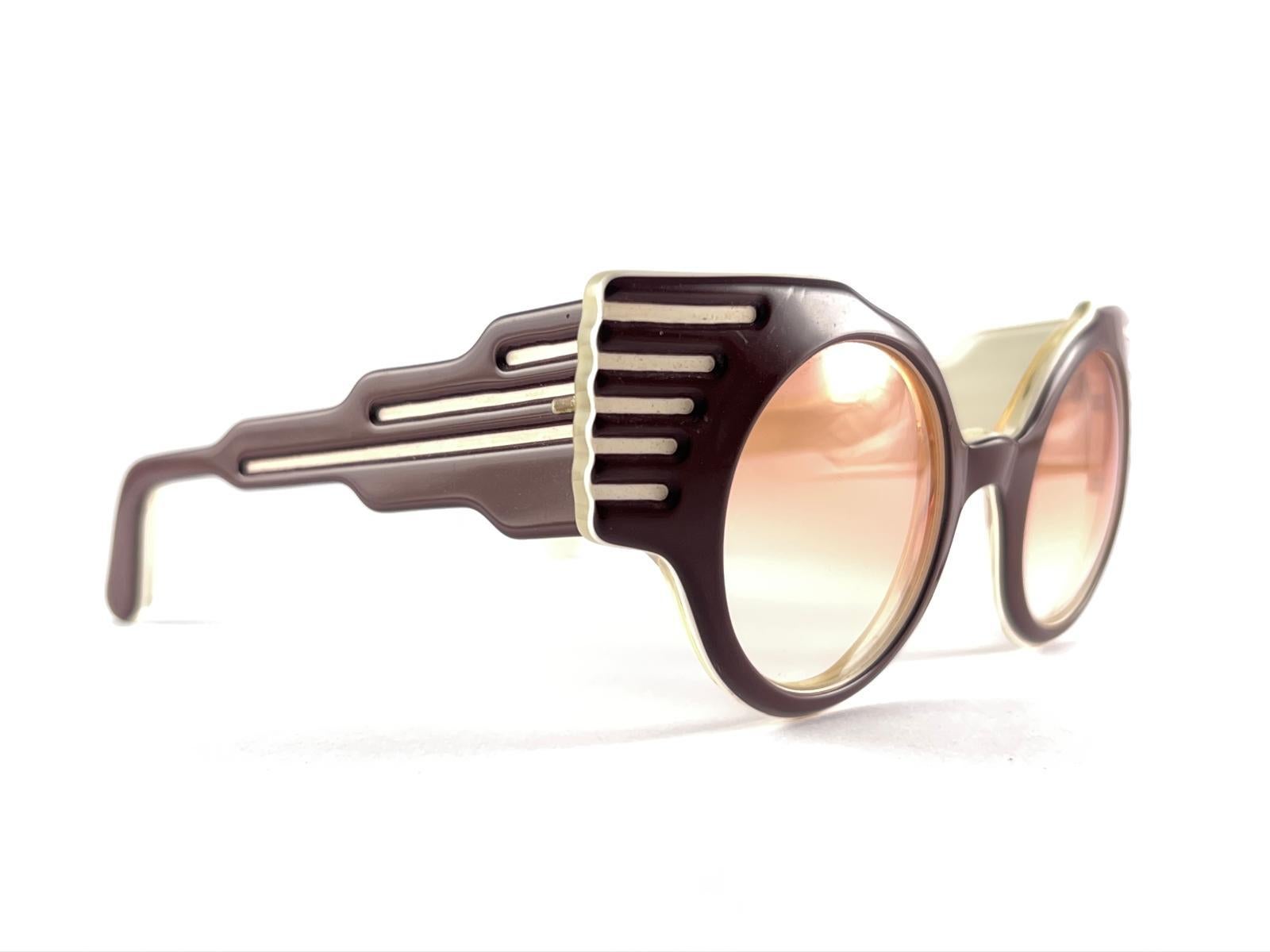 
Super 1980'S Runde Michele Lamy Cadillac Tailfin Wings Ornamented Shaped Frame Holding Gradient Lenses. 
Never Worn Or Displayed Dieser Artikel kann geringfügige Anzeichen von Verschleiß aufgrund der Lagerung.


Hergestellt in