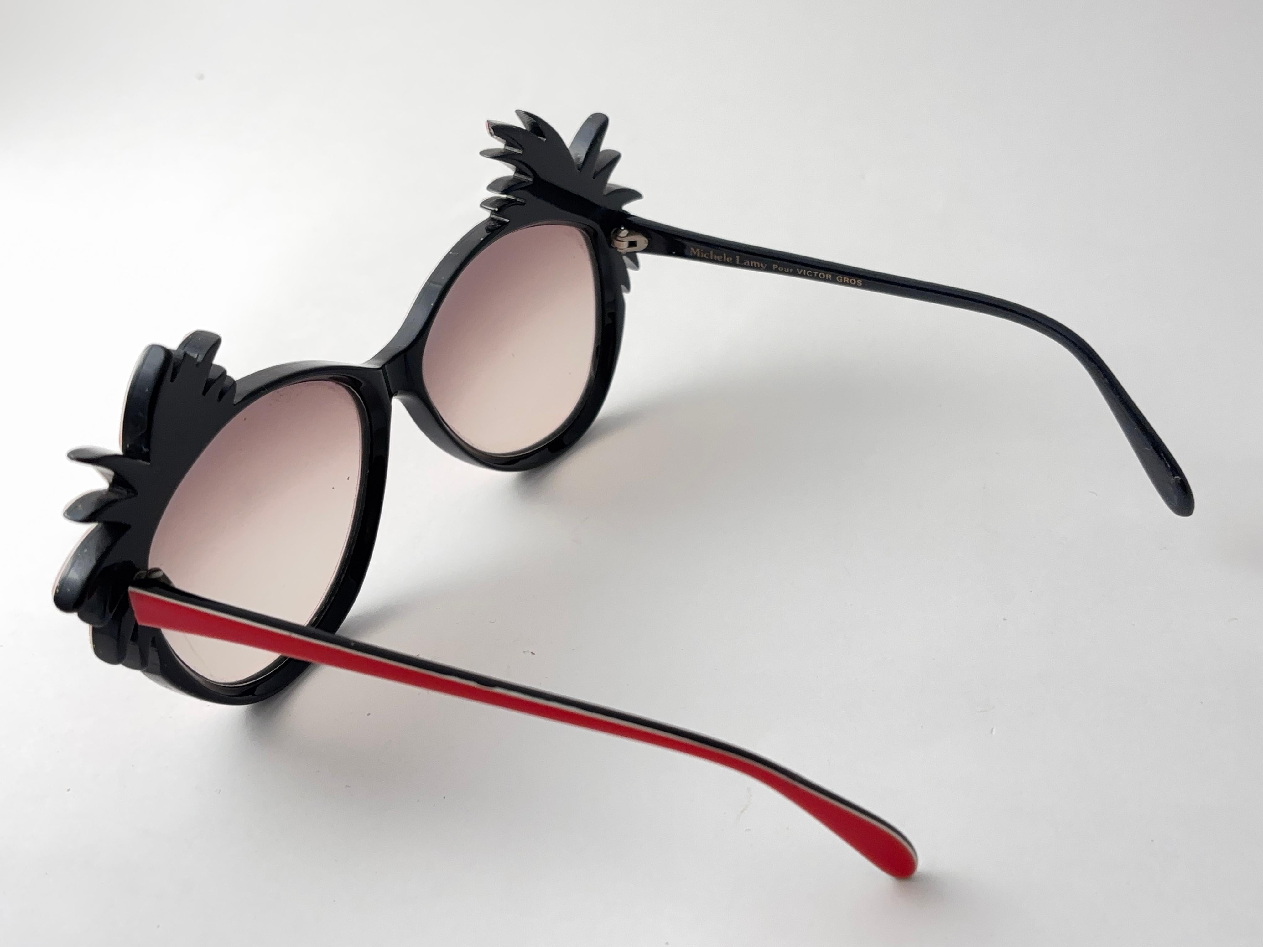 Super Rare Michele Lamy for Victor Gros designer, muse and partner to Rick Owens.

Rare design and craftsmanship.

This par may  minor sign of wear due to nearly 40 years of storage.

FRONT : 13.5 CMS
LENS HEIGHT : 4.2 CMS
LENS WIDTH : 5.6