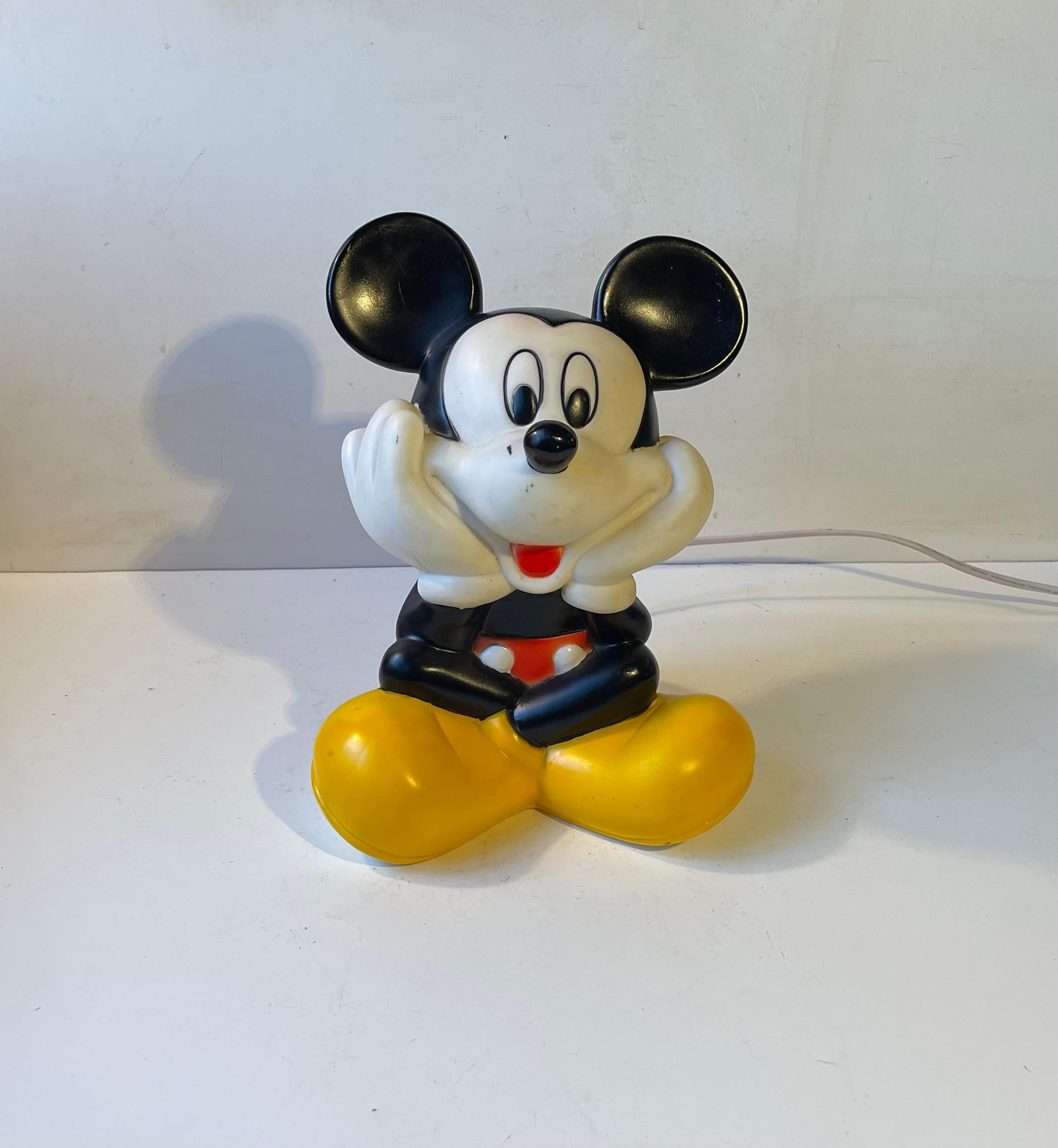 Lampe de table Mickey Mouse à grande échelle, sous licence Disney, dans un matériau acrylique doux et coloré. Fabriqué dans les années 80 ou 90 par JW pour ou sous licence de Disney. Le circuit électrique est approuvé et conforme aux normes de