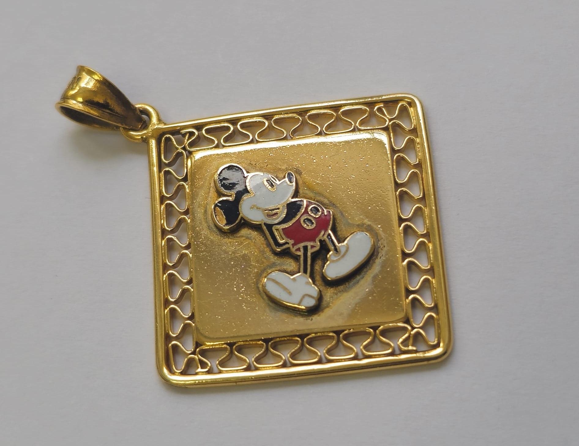 This vintage 14k gold Mickey Mouse pendant, weighing 9.3 grams, features a charming design measuring 1.75 x 1.4 inches. It's in good condition, showcasing classic craftsmanship and style. Perfect for Disney enthusiasts, this pendant adds a touch of
