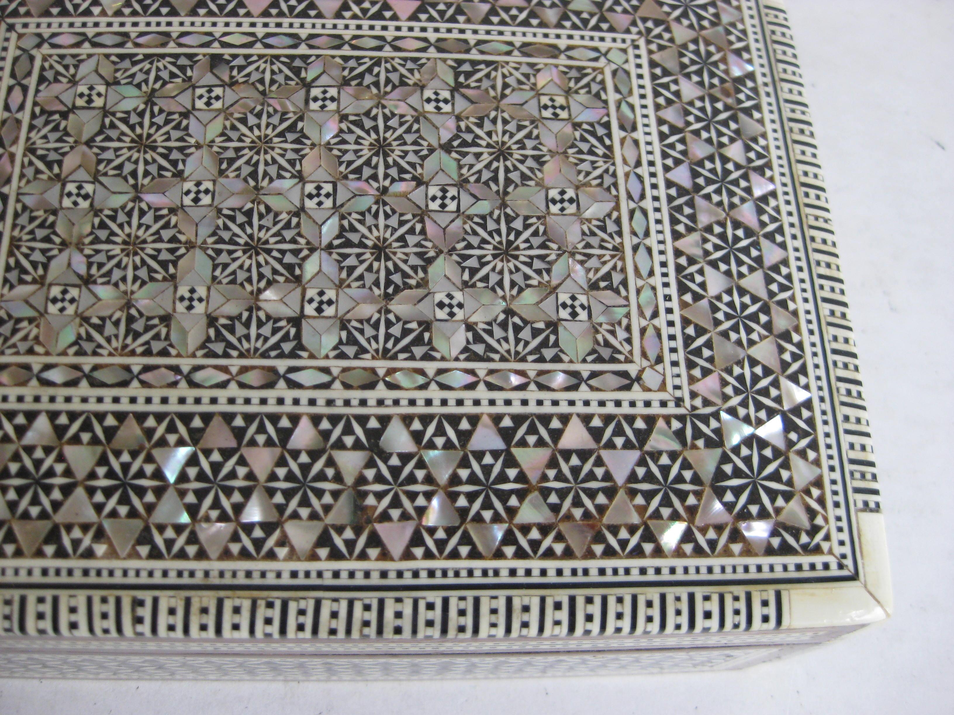 Vintage Micro Mosaic Marquetry Mother of Pearl Inlay Wooden Jewelry Trinket Box In Excellent Condition In San Diego, CA