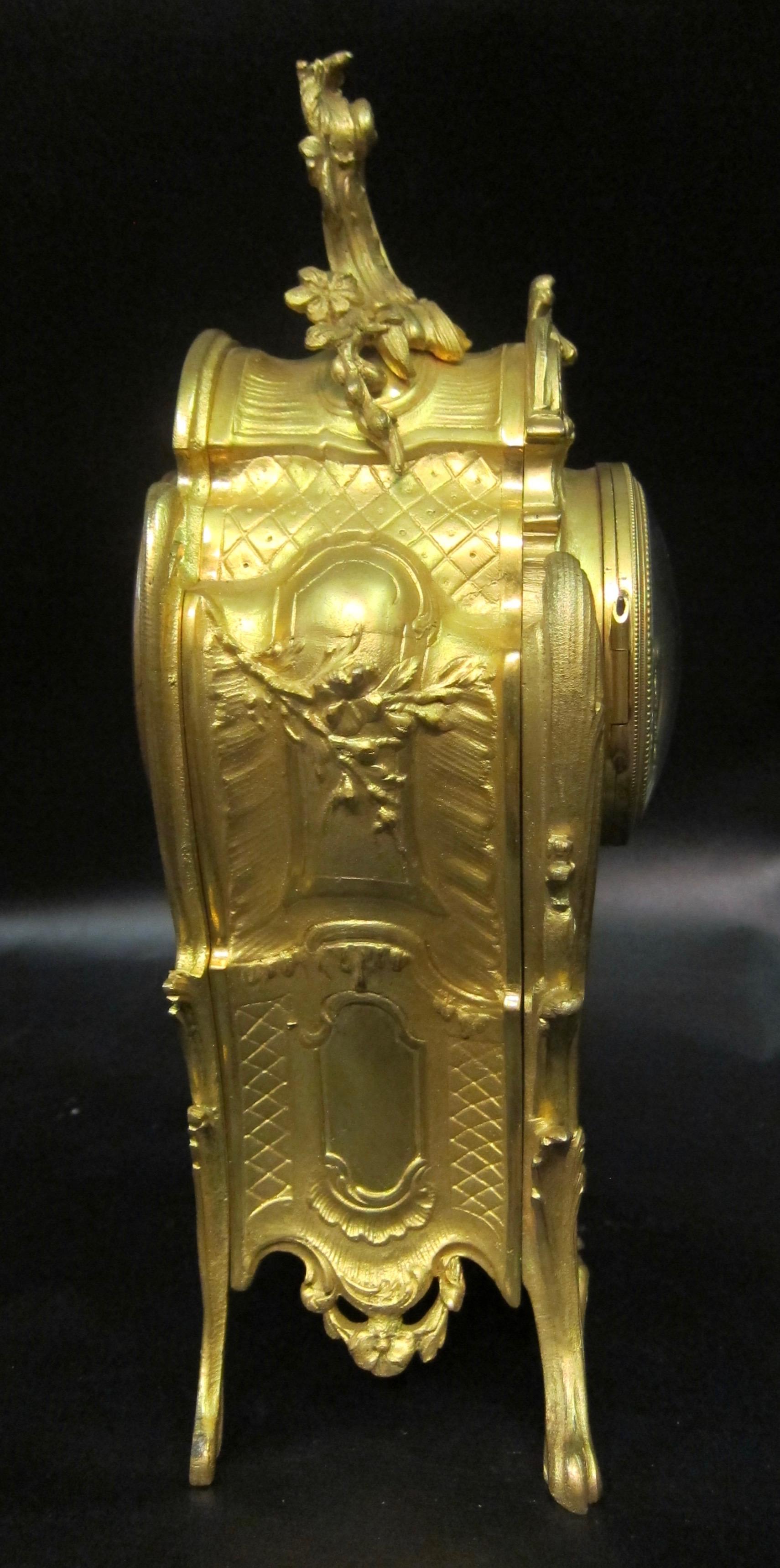 Französische Boudoir-Uhr aus vergoldeter Bronze und Emaille, Mitte des 19. Jahrhunderts im Angebot 5