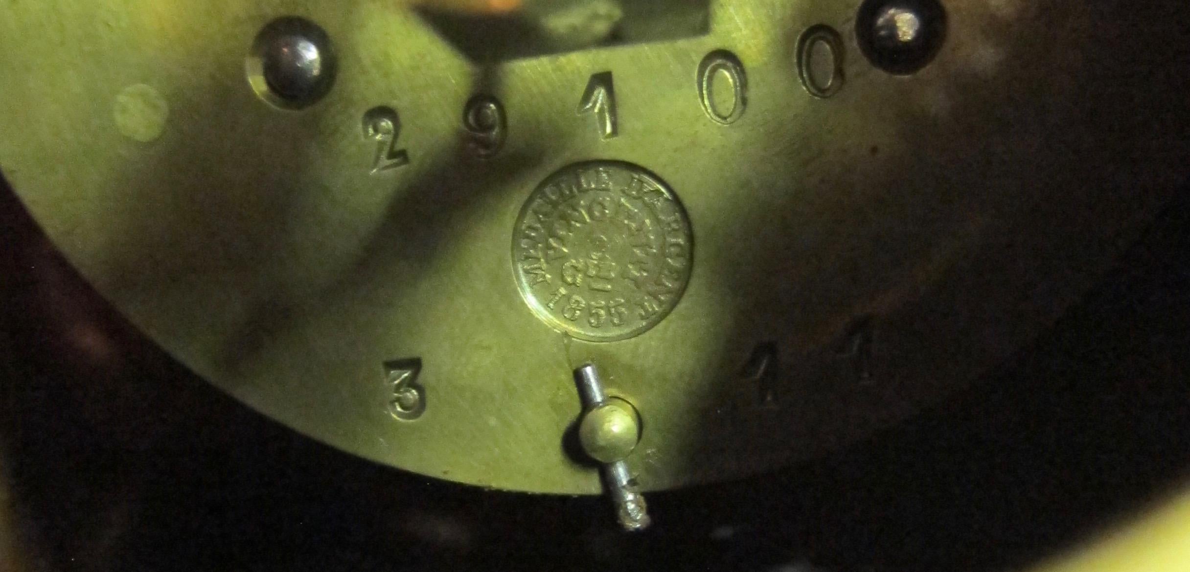 Horloge de boudoir française vintage du milieu du XIXe siècle en bronze doré et émail en vente 6