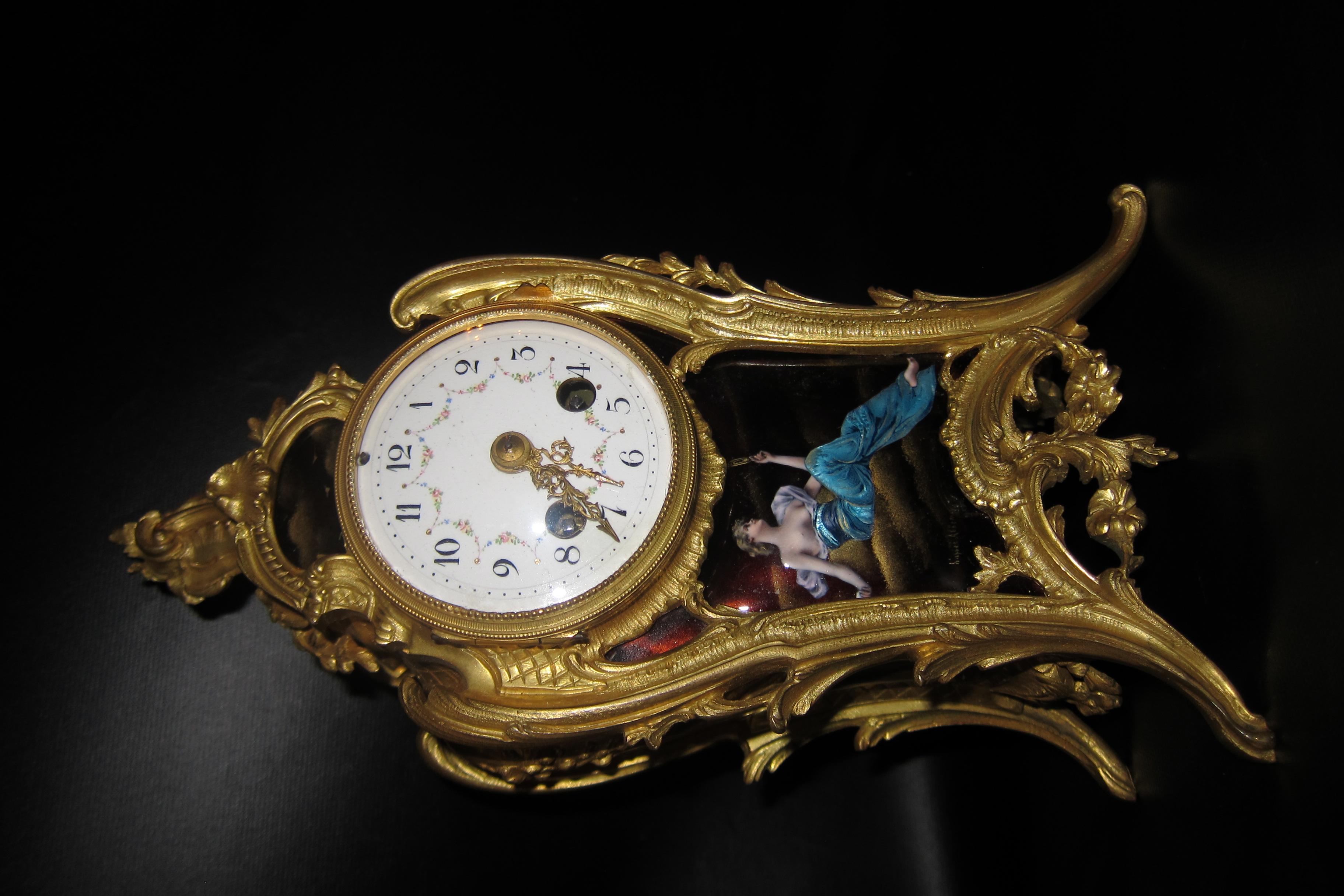 Émaillé Horloge de boudoir française vintage du milieu du XIXe siècle en bronze doré et émail en vente