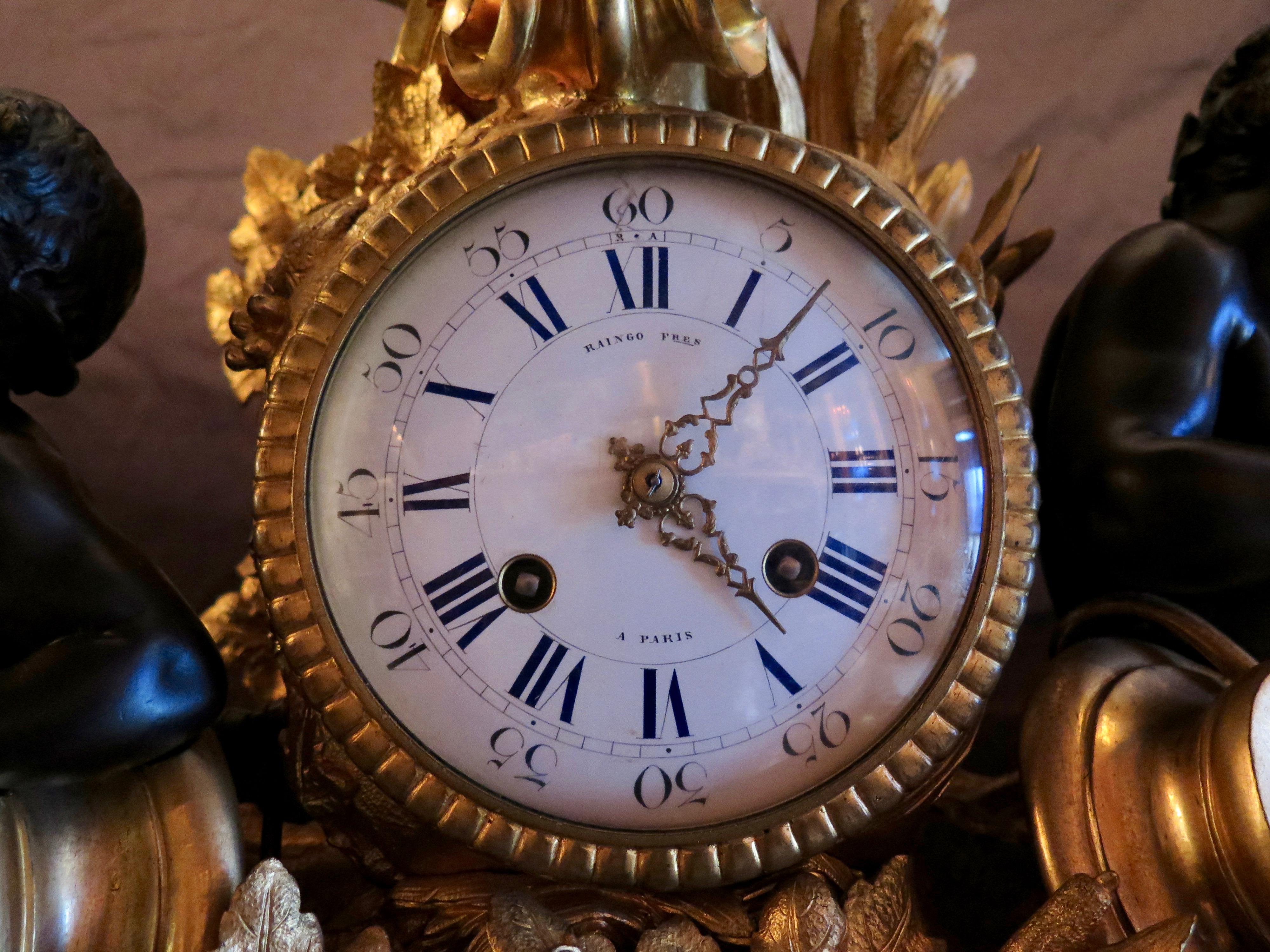 Français Ensemble d'horloge et de garnitures de palais vintage du milieu du XIXe siècle, taille palais en vente