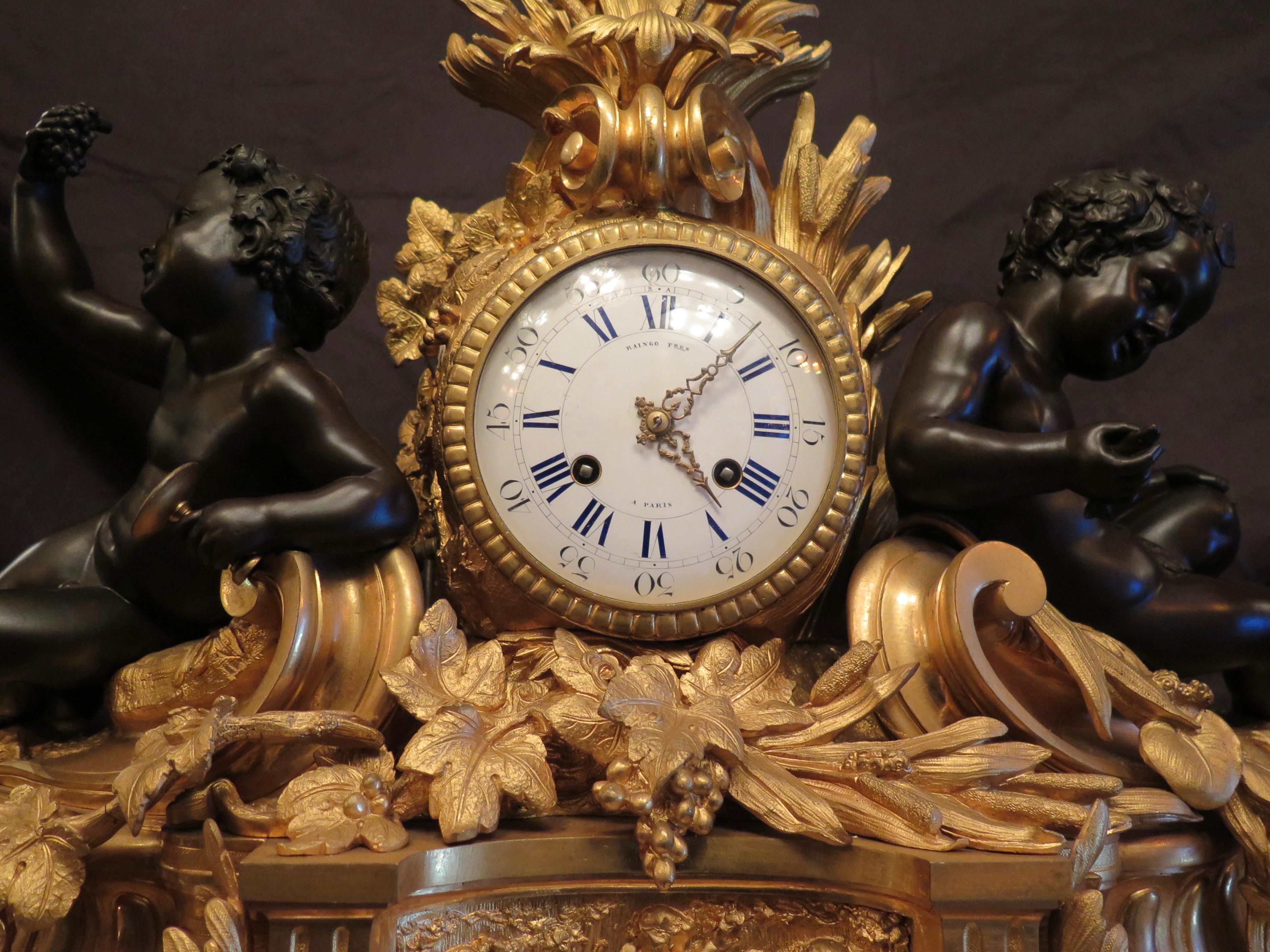 Louis XVI Ensemble d'horloge et de garnitures de palais vintage du milieu du XIXe siècle, taille palais en vente
