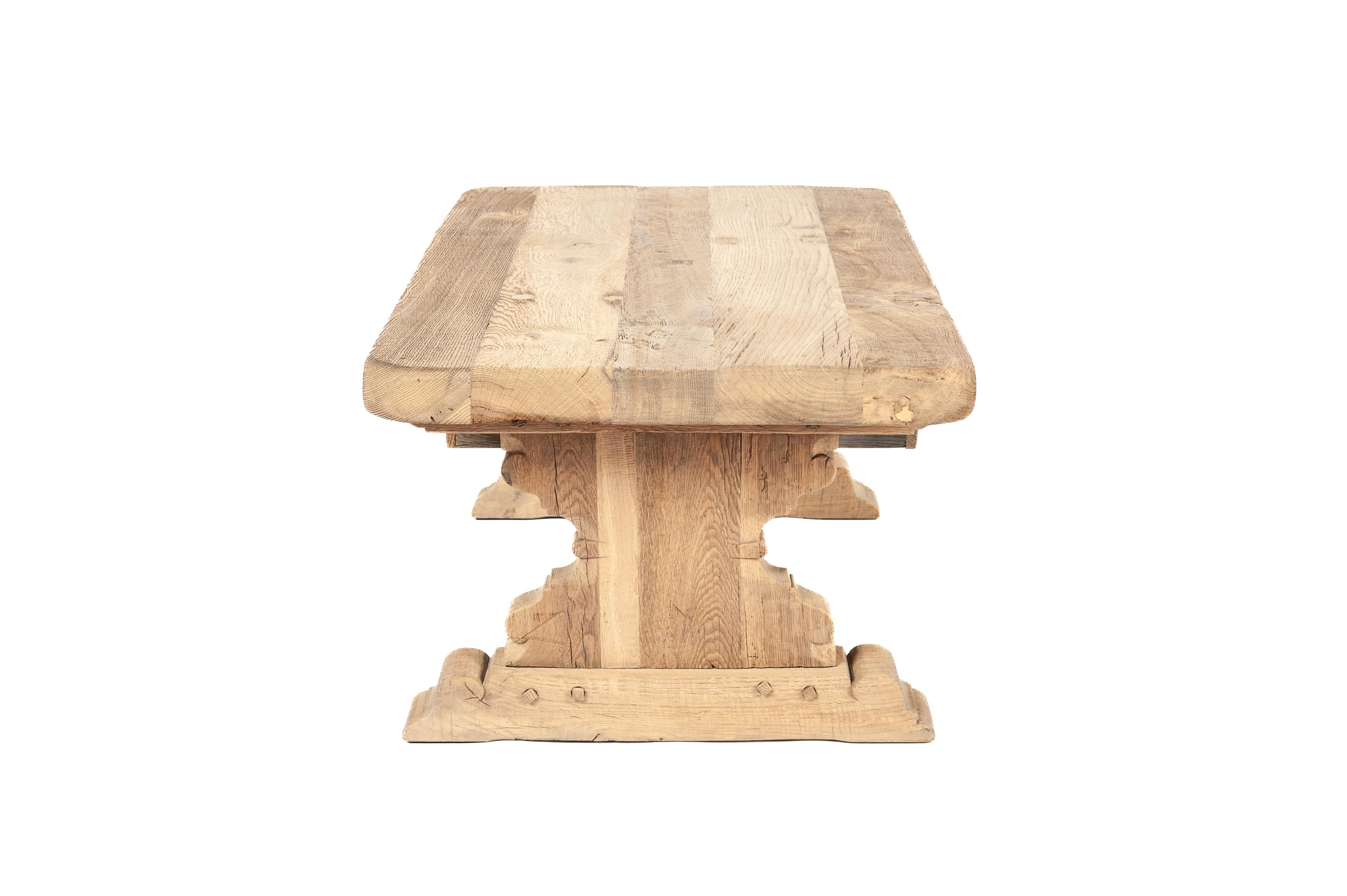 Renaissance Table basse rustique en chêne massif patiné du milieu du 20ème siècle avec tiroir en vente